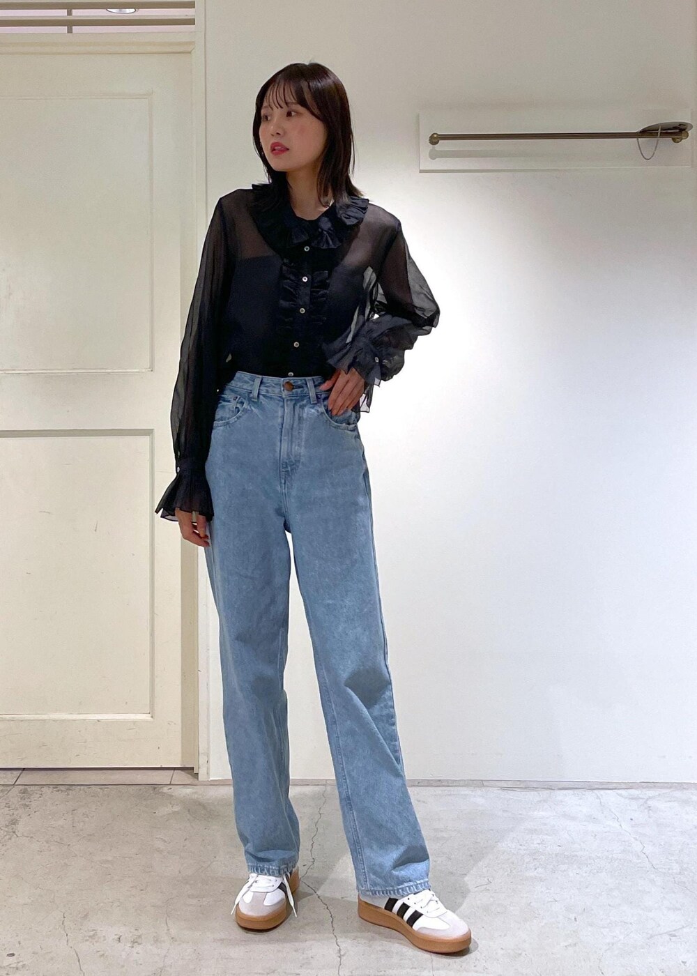 グレー系のノーカラージャケット、ブルー系のデニムパンツ、ブラック系のボストンバッグを着用したレディースの夏コーディネートの7枚目の写真