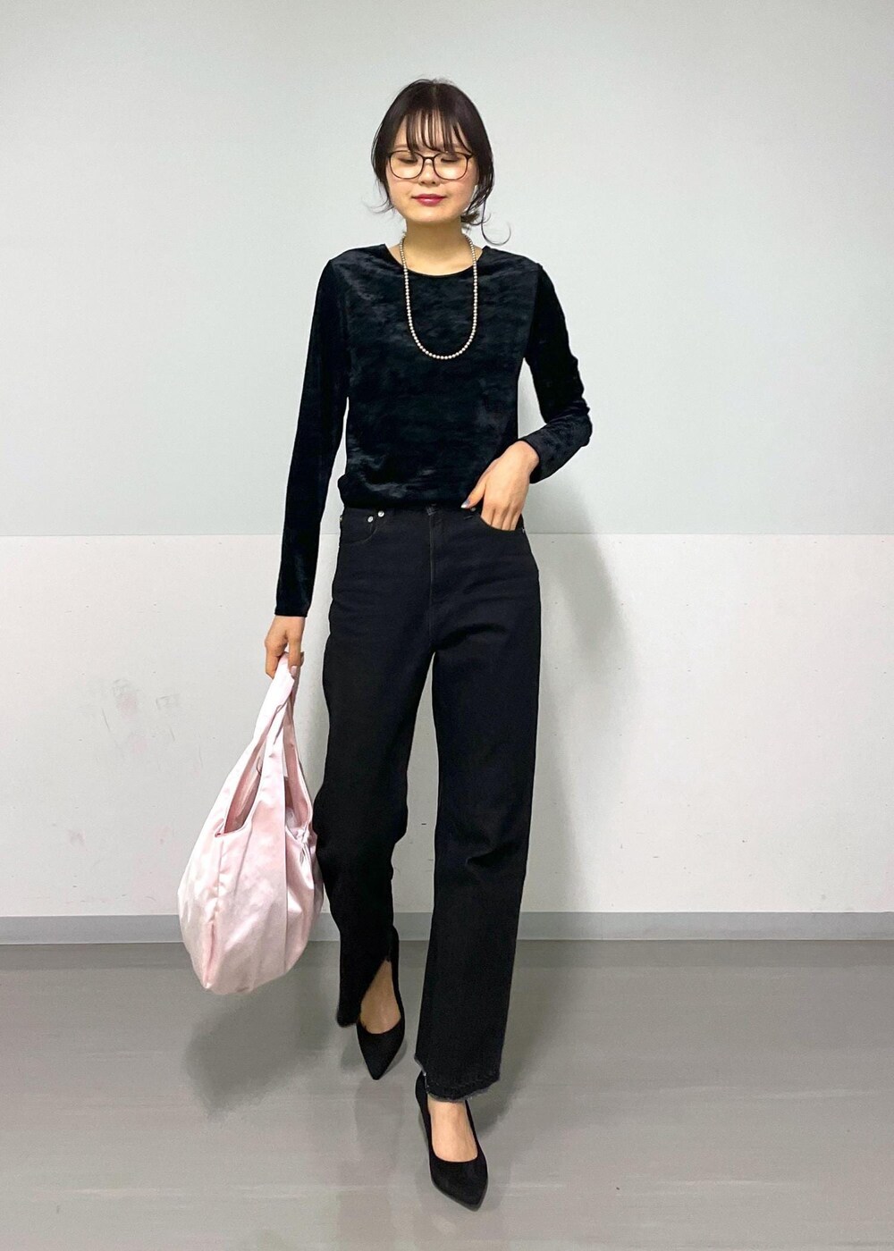 グレー系のデニムパンツ、ブラック系のTシャツ/カットソー、ピンク系のトートバッグを着用したレディースの冬コーディネートの3枚目の写真