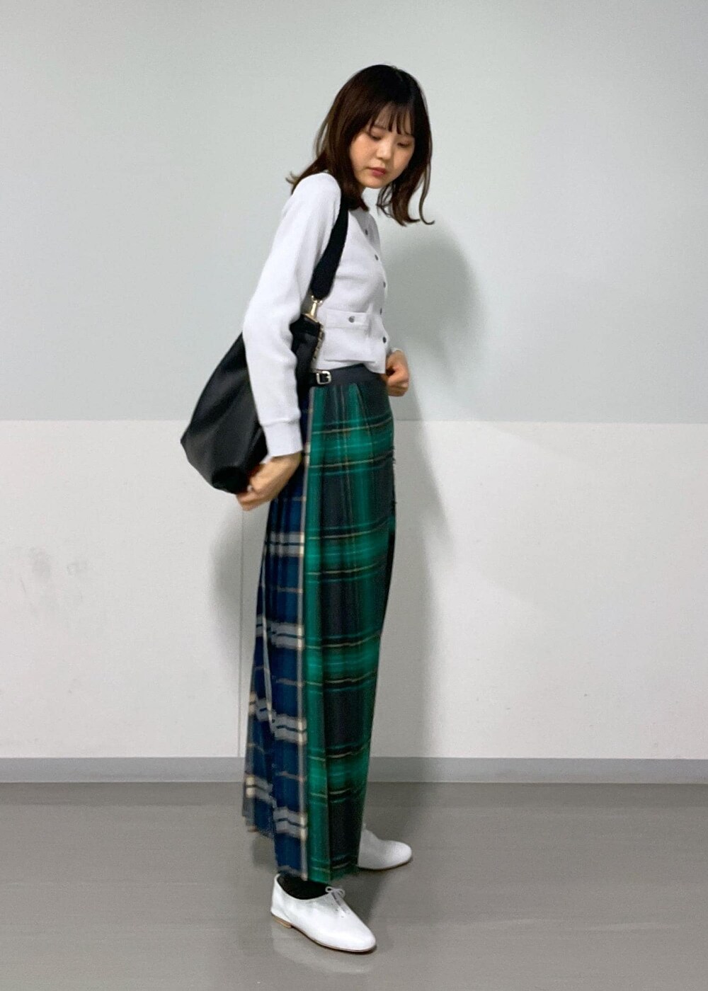 グリーン系のスカート、ホワイト系のその他シューズ、グレー系のカーディガン/ボレロを着用したレディースの冬コーディネートの4枚目の写真