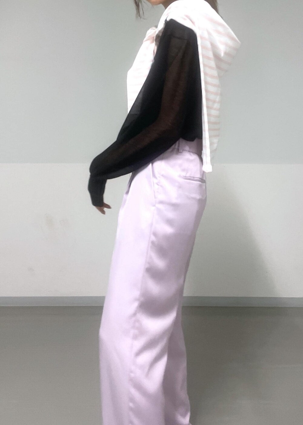 ブラック系のショルダーバッグ、パープル系のその他パンツ、ブラック系のTシャツ/カットソーを着用したレディースの夏コーディネートの6枚目の写真