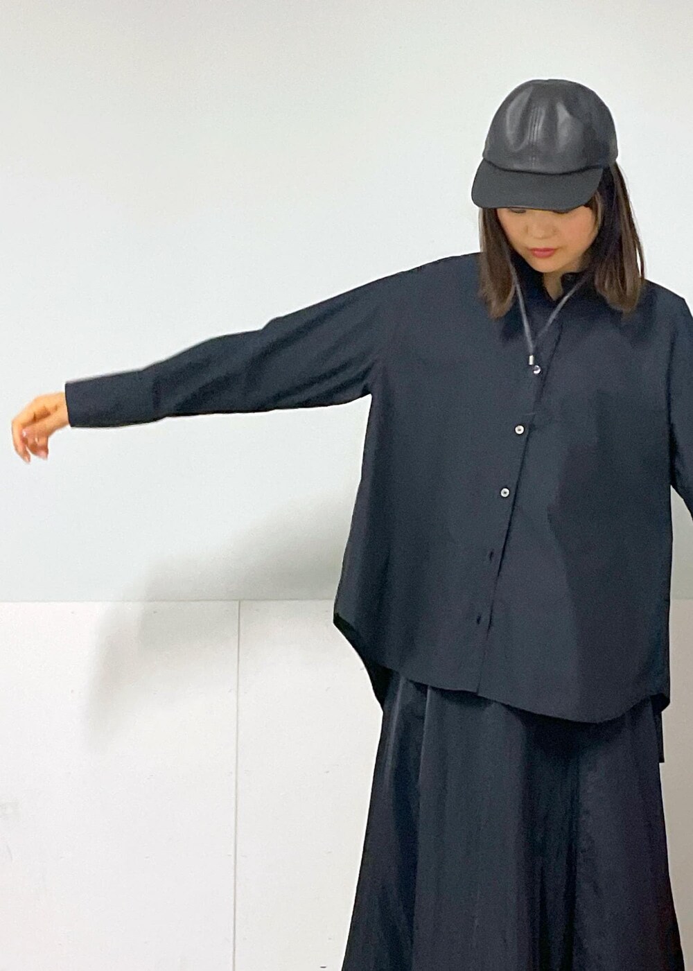 ブラック系のスカート、ブラック系のバレエシューズ、ホワイト系のカーディガン/ボレロを着用したレディースの秋コーディネートの8枚目の写真