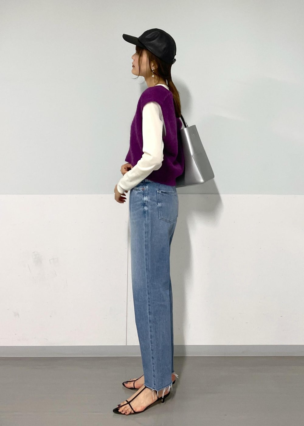 ブラック系のサンダル、シルバー系のトートバッグ、パープル系のベストを着用したレディースの夏コーディネートの4枚目の写真