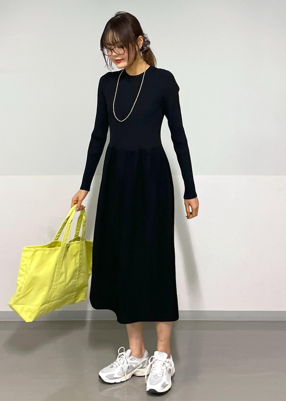 ブラック系のワンピース、ホワイト系のスニーカーを着用したレディースの春コーディネートの9枚目の写真