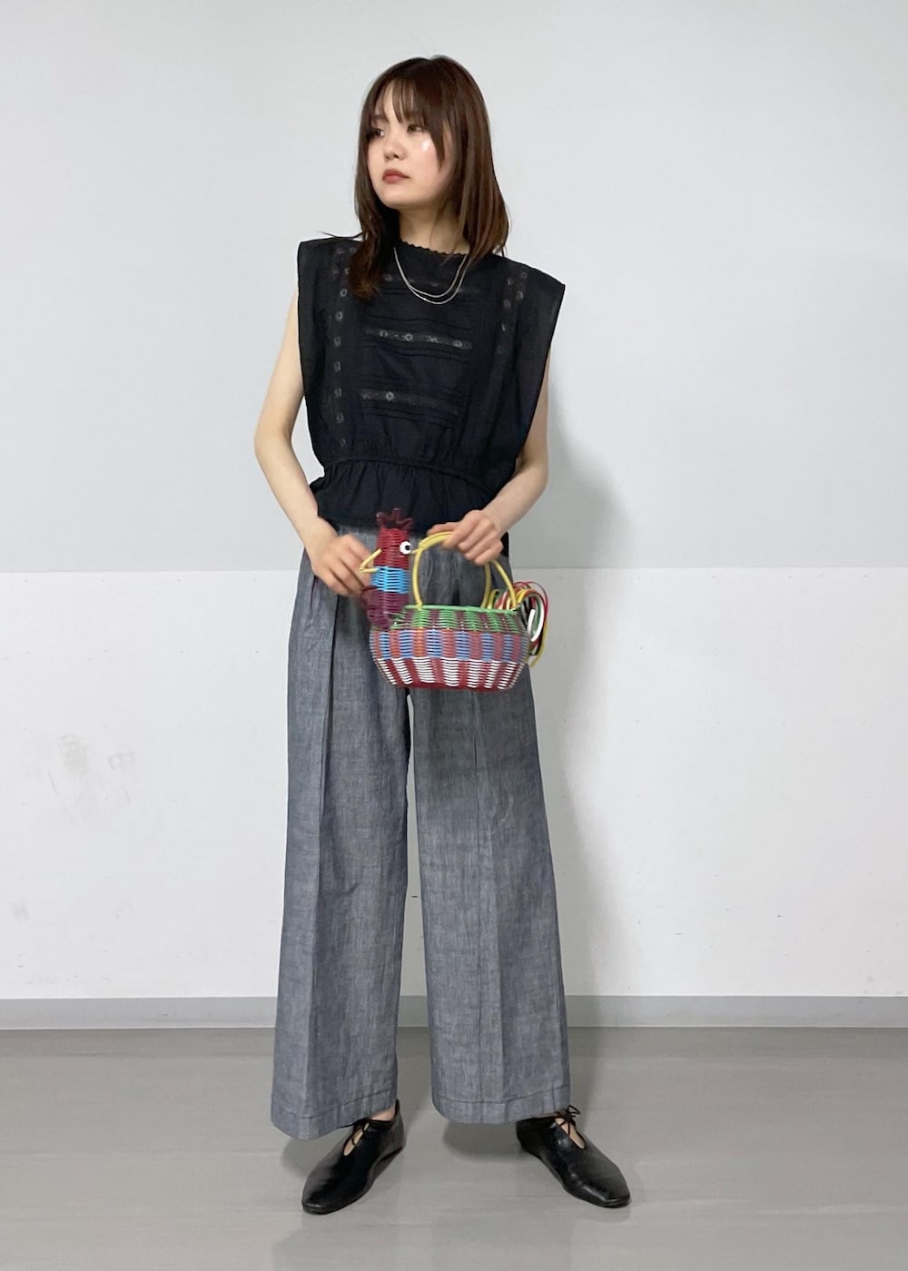 「メルカドバック、letra、新作、高身長、高身長コーデ、ブラック、ハンドバッグ、カゴバッグ、ノースリーブ、レース、総レース、パンツ、ワイド、十分丈、SALON adam et ropé」｜「SALON adam et rope'のSilverロングチェーンネックレス（ネックレス、シルバー系）」を使った、AZUMAさん（レディース・171cm）の夏コーディネートの2枚目の写真