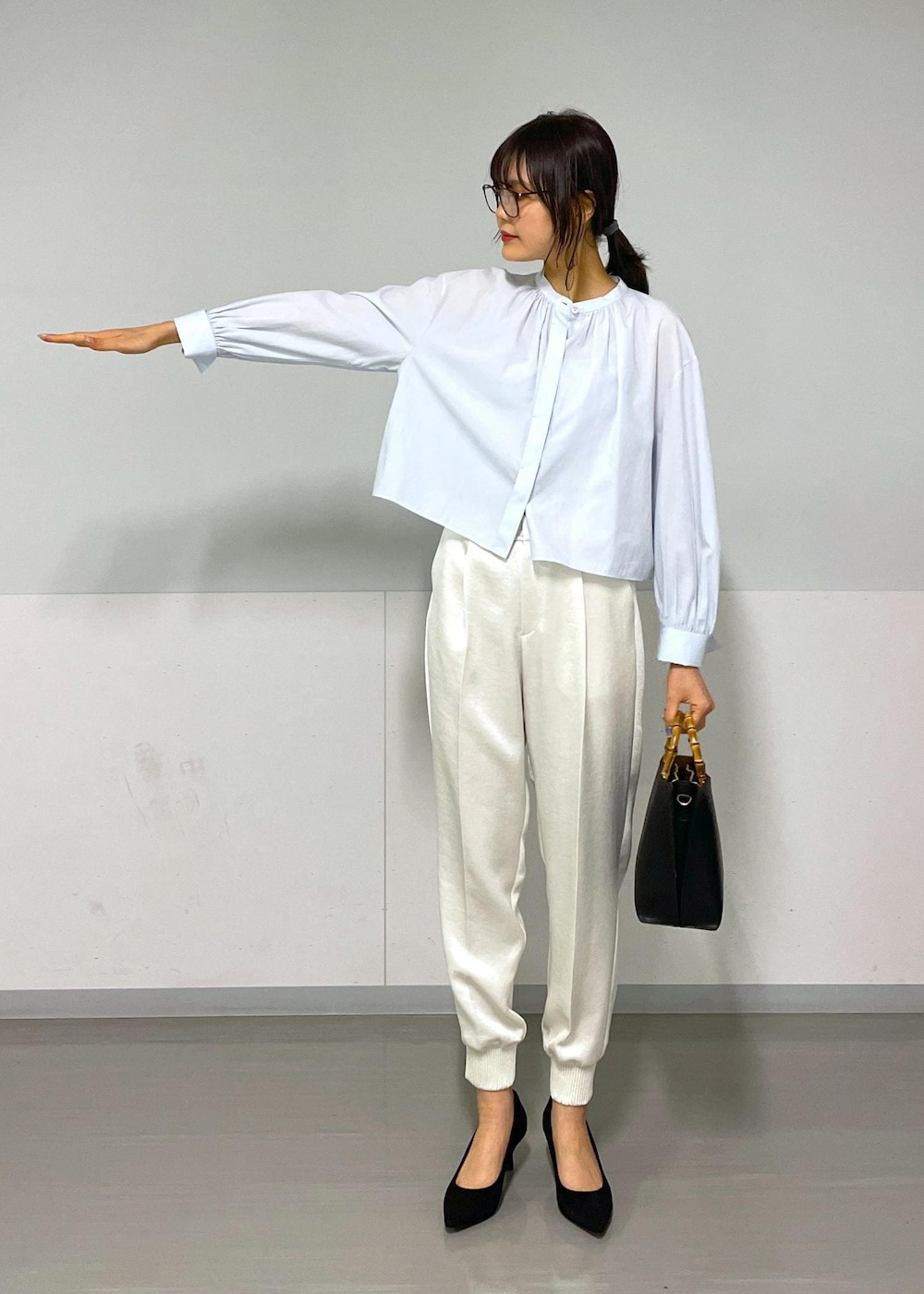 ホワイト系のその他パンツ、ブルー系のシャツ/ブラウス、ブラック系のハンドバッグを着用したレディースの冬コーディネートの9枚目の写真