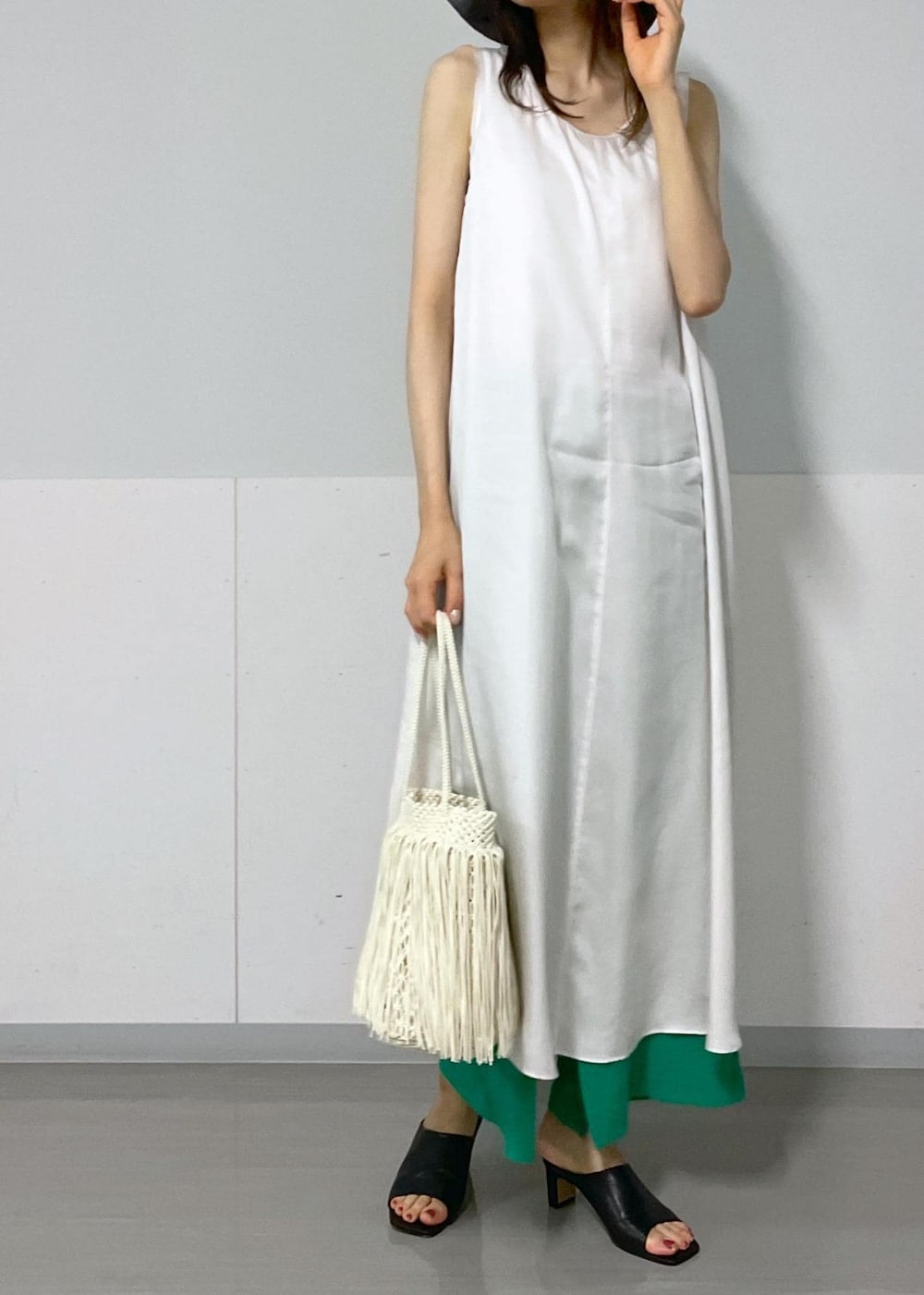 グリーン系のその他パンツ、ホワイト系のカーディガン/ボレロ、ホワイト系のトートバッグを着用したレディースの夏コーディネートの3枚目の写真