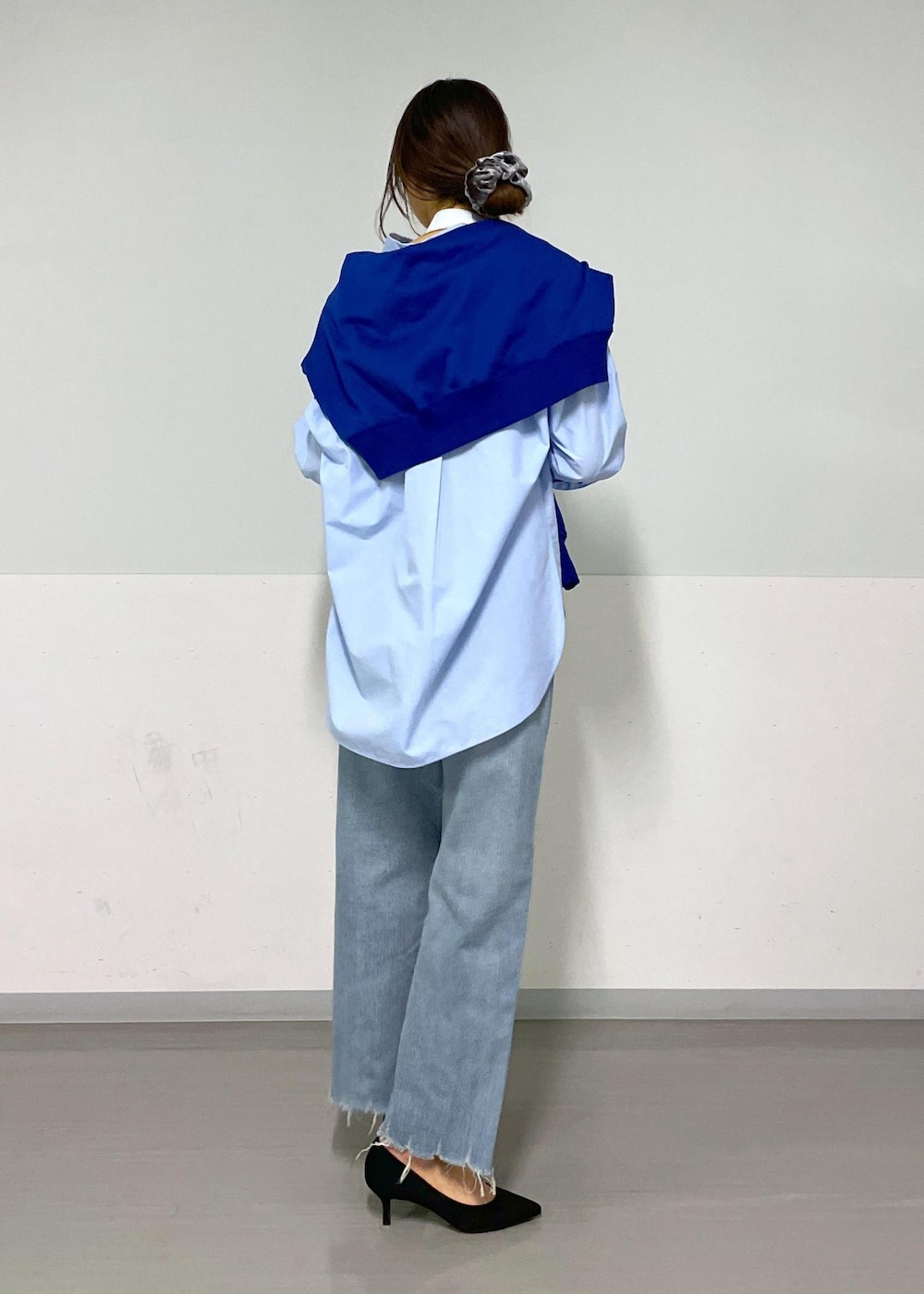 ブルー系のスウェット、ブルー系のシャツ/ブラウス、ブルー系のデニムパンツを着用したレディースの冬コーディネートの5枚目の写真