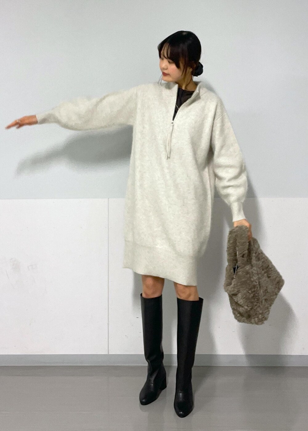 ホワイト系のワンピース、ブラック系のブーツ、ブラック系のTシャツ/カットソーを着用したレディースの秋コーディネートの8枚目の写真