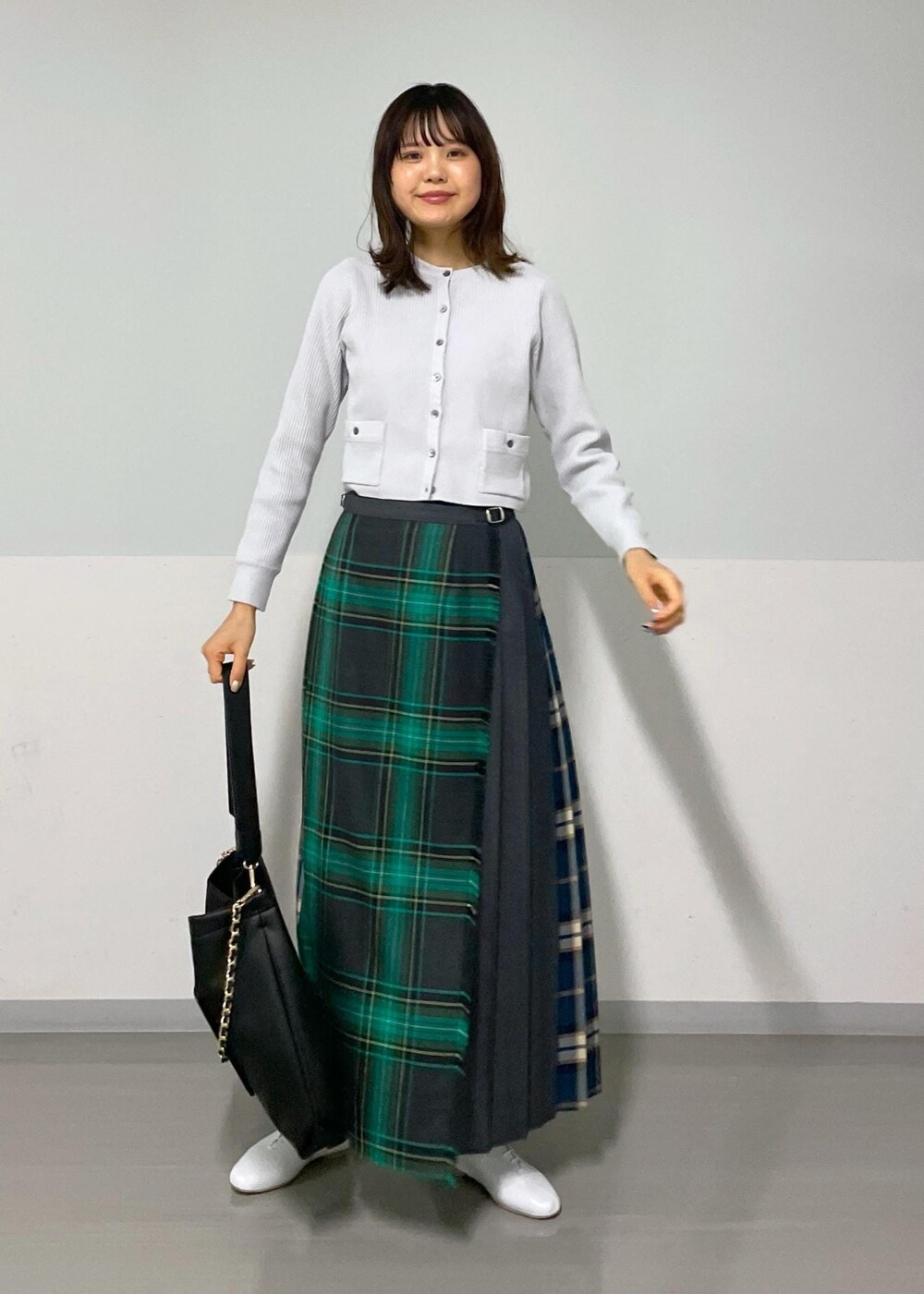 グリーン系のスカート、ホワイト系のその他シューズ、グレー系のカーディガン/ボレロを着用したレディースの冬コーディネートの7枚目の写真