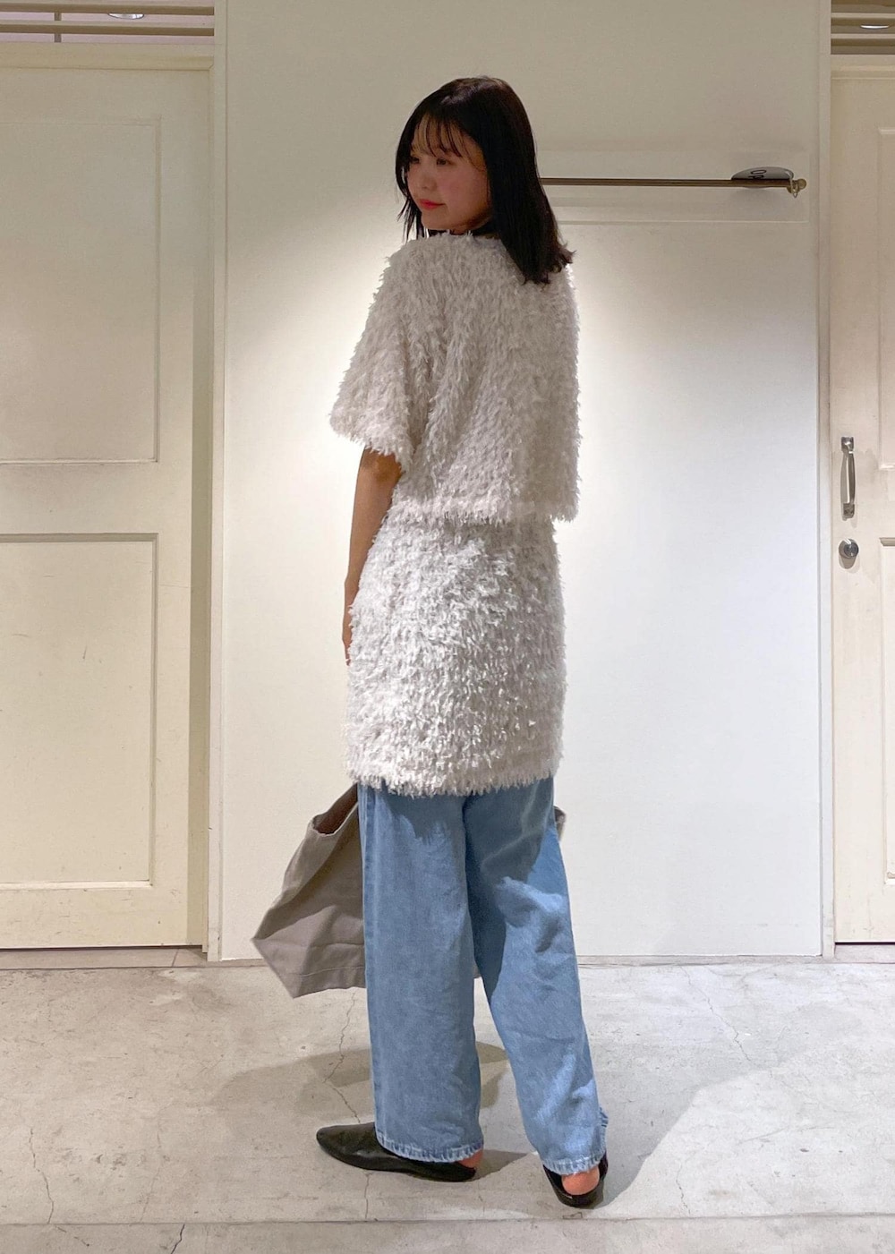 ブルー系のデニムパンツ、ホワイト系のスカート、ホワイト系のTシャツ/カットソーを着用したレディースの夏コーディネートの7枚目の写真