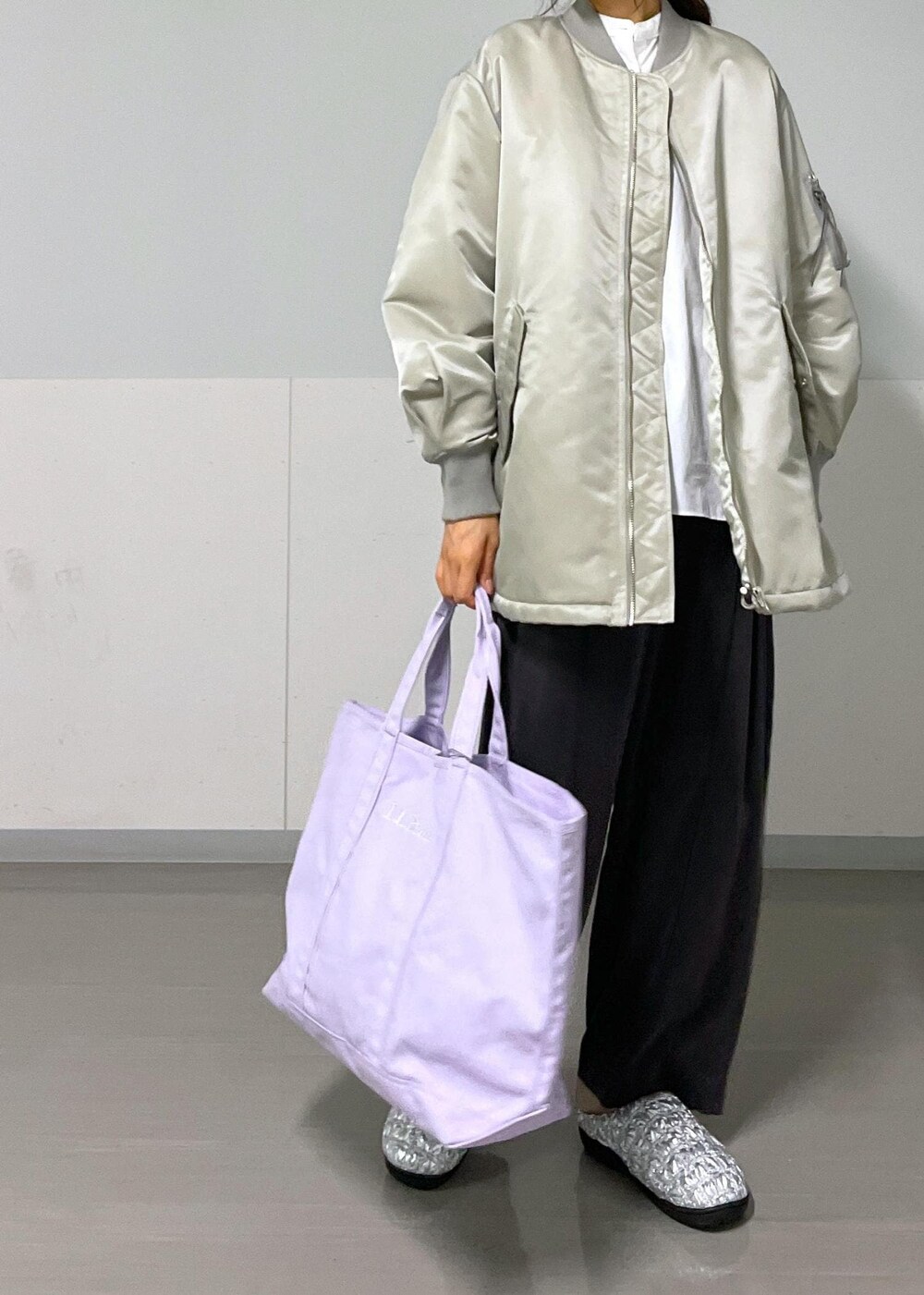 ホワイト系のシャツ/ブラウス、グレー系のその他パンツ、グレー系のMA-1を着用したレディースの秋コーディネートの5枚目の写真