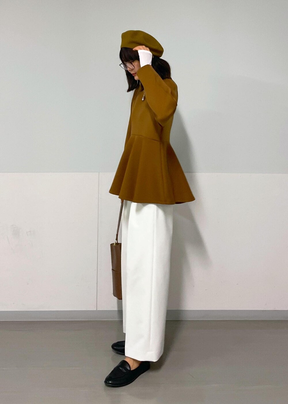 ブルー系のピーコート、ブラウン系のTシャツ/カットソー、ホワイト系のその他パンツを着用したレディースの秋コーディネートの2枚目の写真