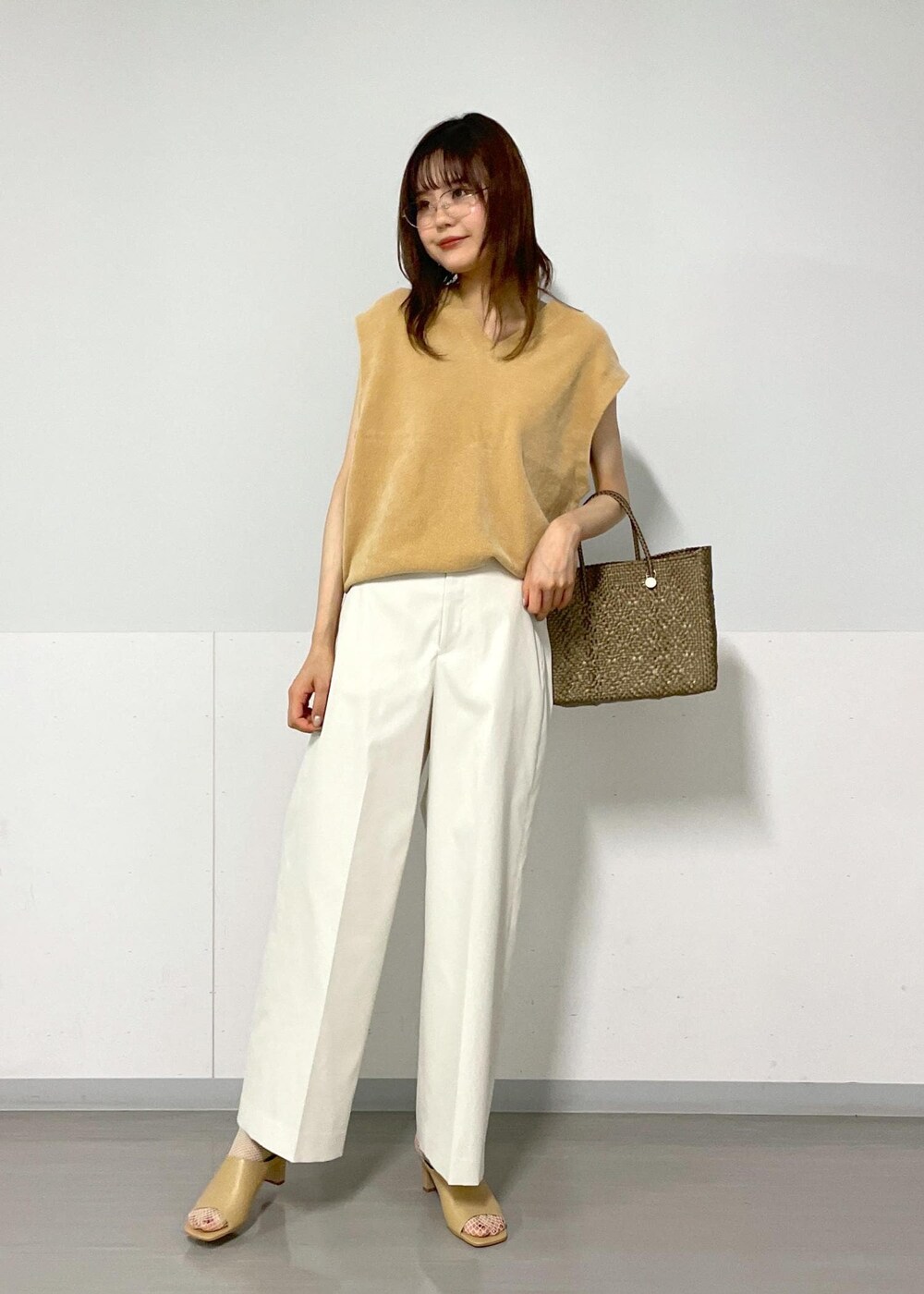 グレー系のタンクトップ、ホワイト系のその他パンツ、ホワイト系のサンダルを着用したレディースの夏コーディネートの2枚目の写真