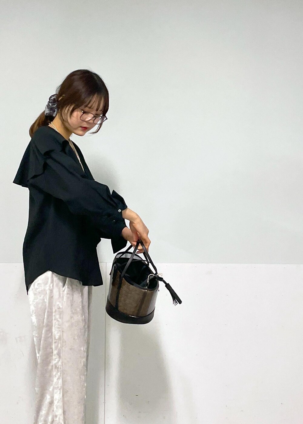 グレー系のタンクトップ、ブラック系のシャツ/ブラウス、ベージュ系のその他パンツを着用したレディースの春コーディネートの7枚目の写真