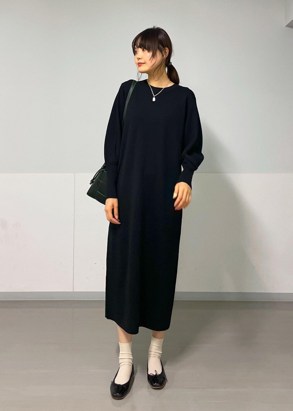 ブラック系のバレエシューズ、ブラック系のトートバッグ、グレー系のカーディガン/ボレロを着用したレディースの秋コーディネートの10枚目の写真