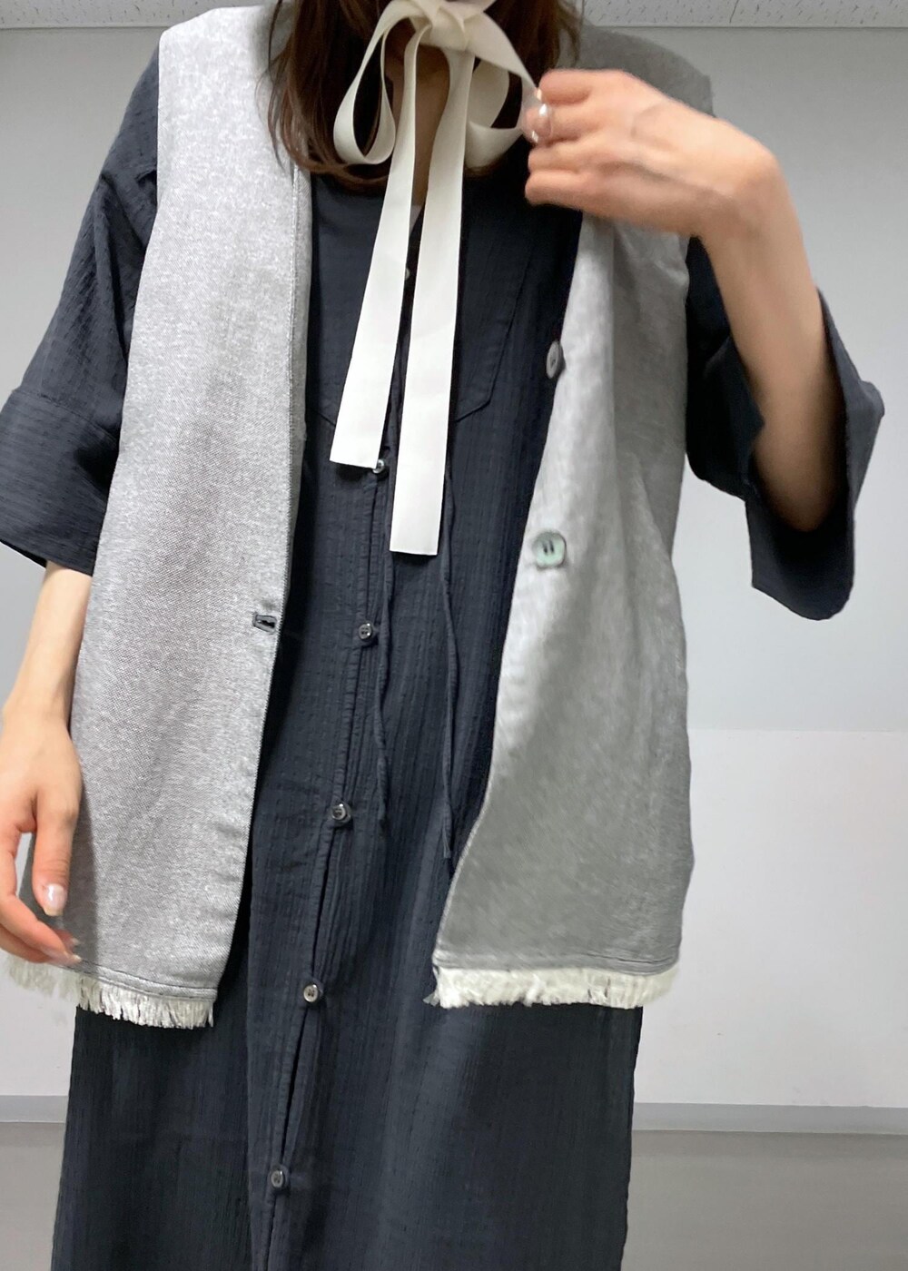 ブラック系のその他パンツ、ブラック系のシャツ/ブラウス、ブラック系のサンダルを着用したレディースの夏コーディネートの5枚目の写真