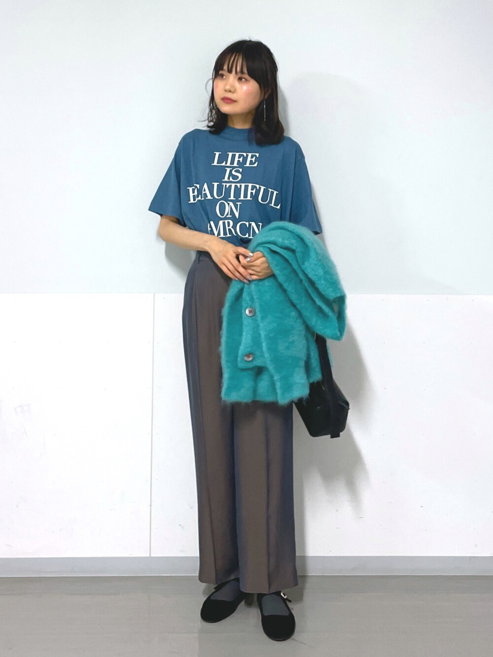 ブラック系のショルダーバッグ、ブラウン系のその他パンツ、ブラック系のバレエシューズを着用したレディースの秋コーディネートの5枚目の写真