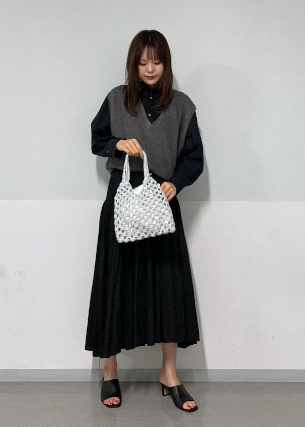 ブラック系のサンダル、ブラック系のシャツ/ブラウス、グレー系のニット/セーターを着用したレディースの夏コーディネートの2枚目の写真