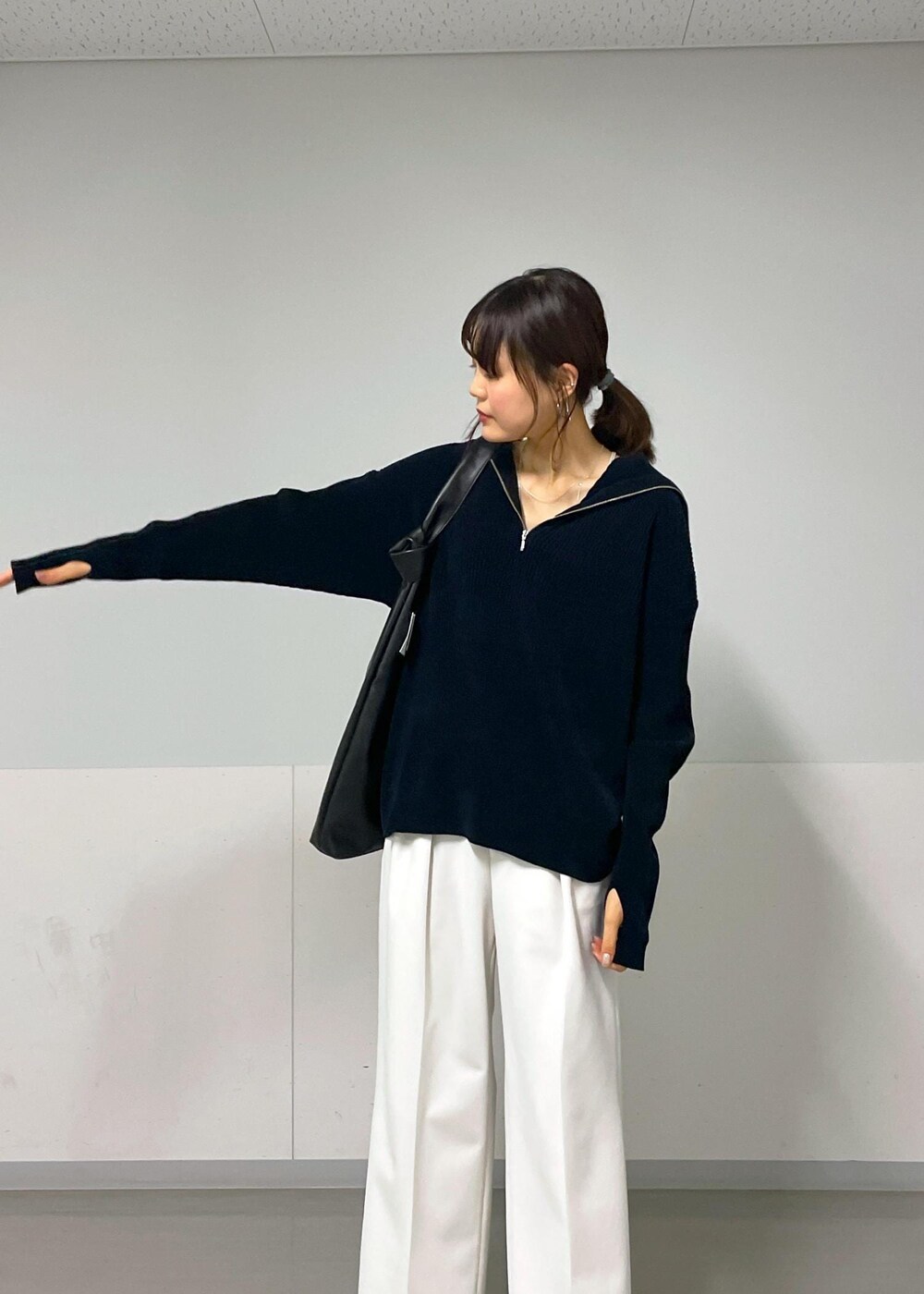 ベージュ系のキャミソール、ブラック系のトートバッグ、ホワイト系のその他パンツを着用したレディースの秋コーディネートの8枚目の写真