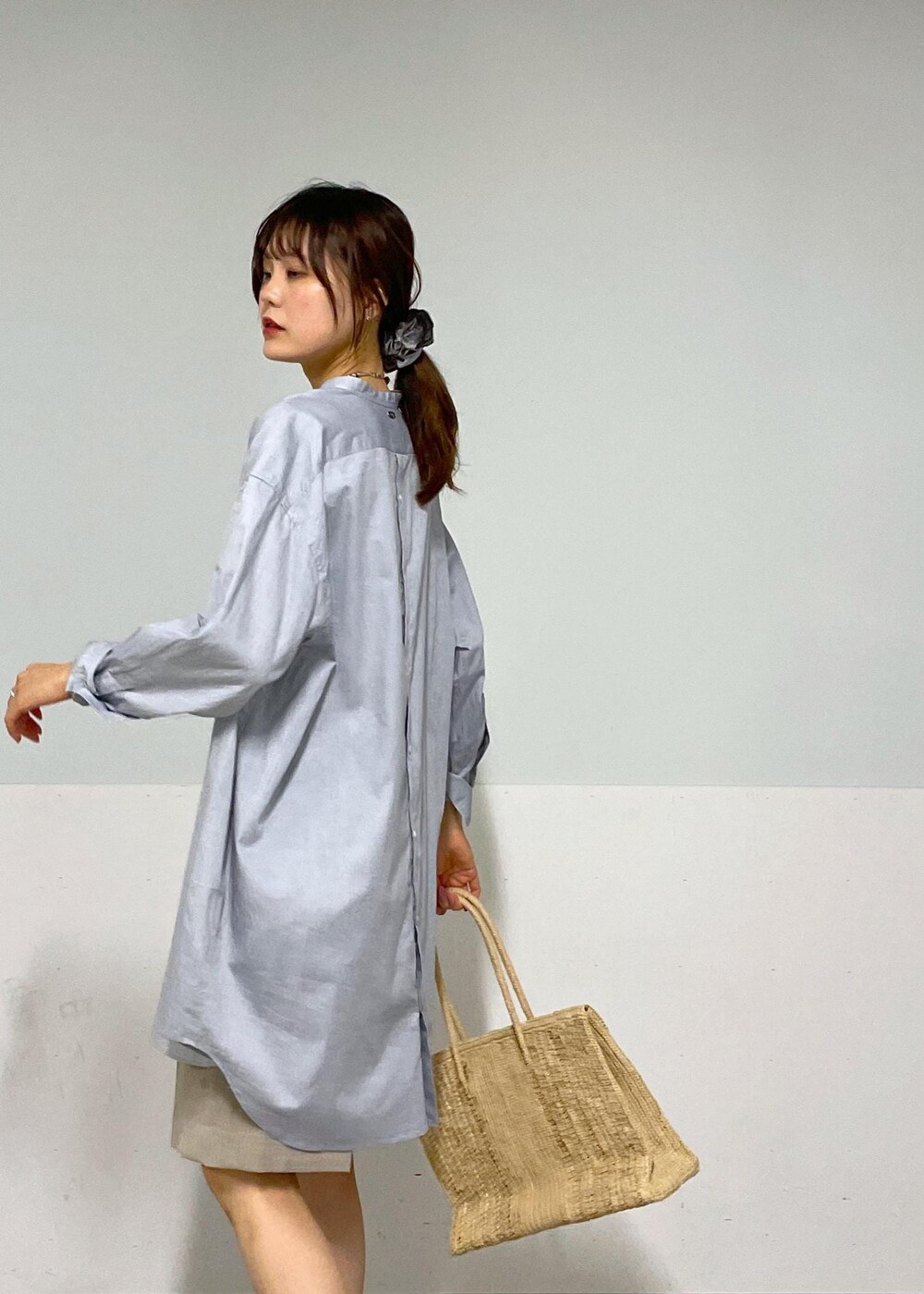 ベージュ系のその他パンツ、シルバー系のサンダル、グレー系のシャツ/ブラウスを着用したレディースの夏コーディネートの3枚目の写真