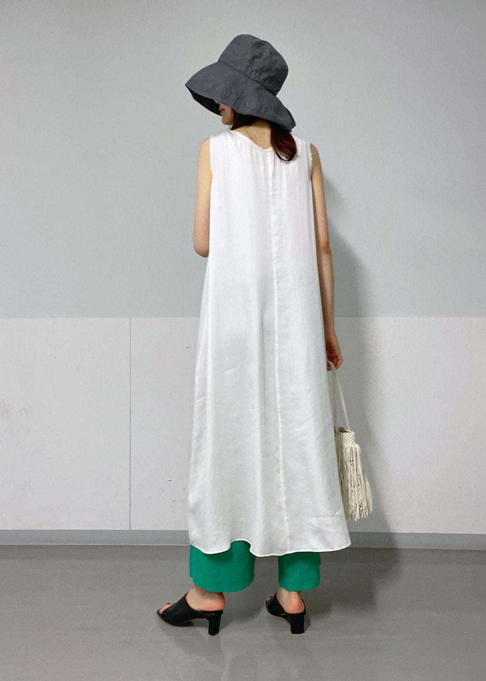 グリーン系のその他パンツ、ホワイト系のカーディガン/ボレロ、ホワイト系のトートバッグを着用したレディースの夏コーディネートの2枚目の写真