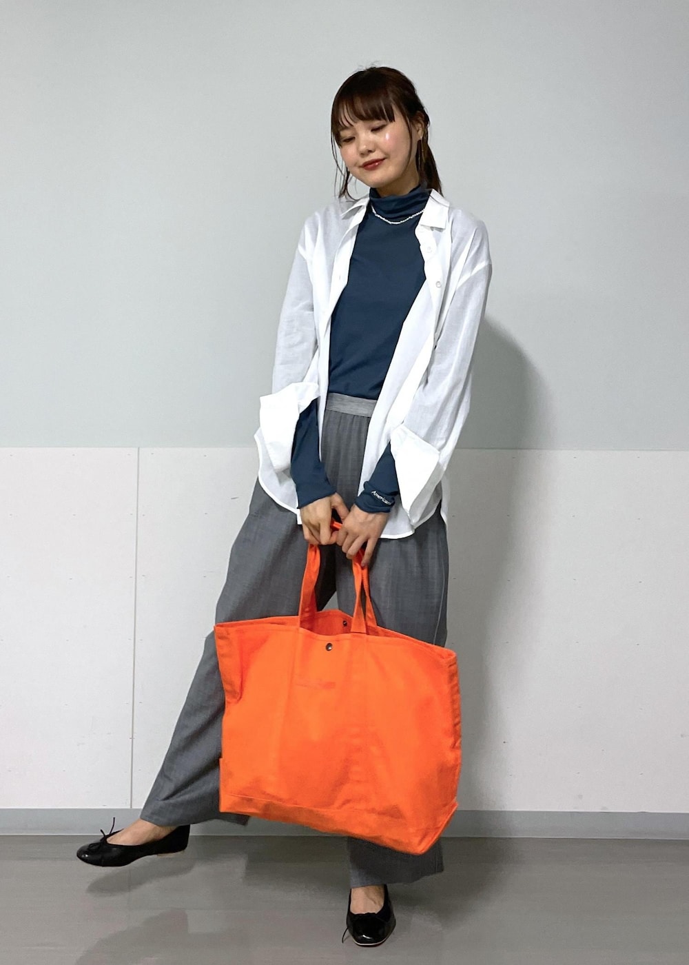 ブルー系のTシャツ/カットソー、グレー系のスラックス、ホワイト系のシャツ/ブラウスを着用したレディースの夏コーディネートの2枚目の写真