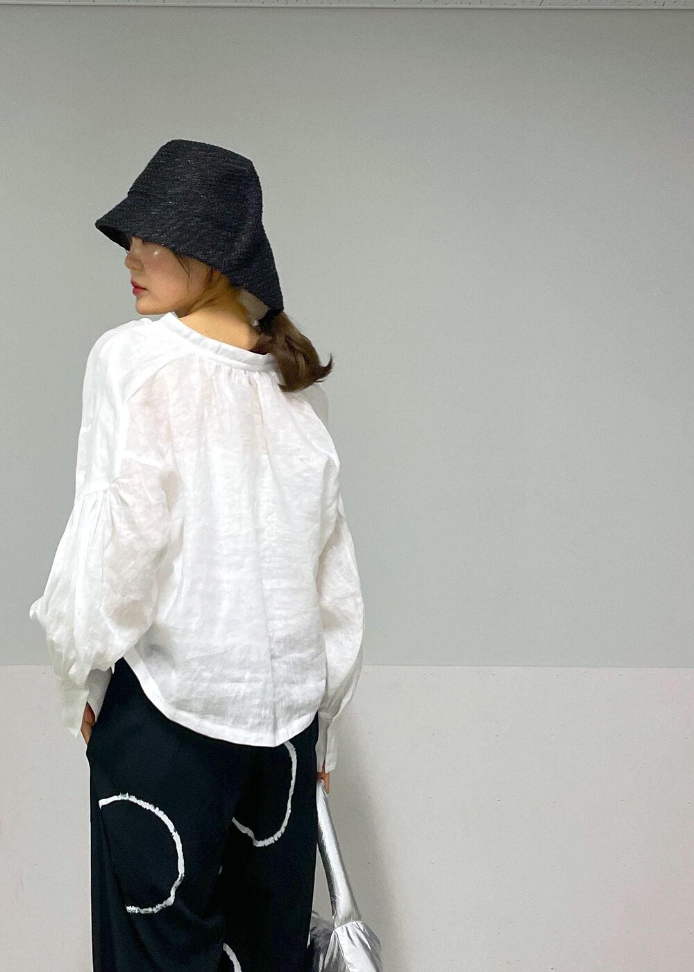 ホワイト系のシャツ/ブラウス、シルバー系のハンドバッグを着用したレディースの春コーディネートの4枚目の写真