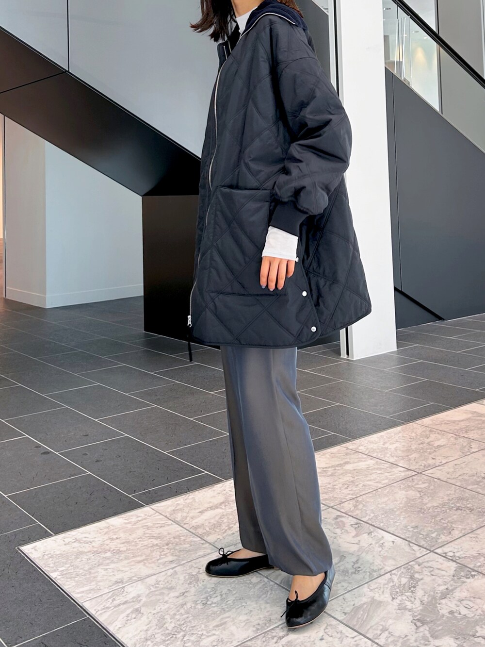 ブラック系のブルゾン、ブラウン系のその他パンツ、ブラック系のバレエシューズを着用したレディースの秋コーディネートの3枚目の写真