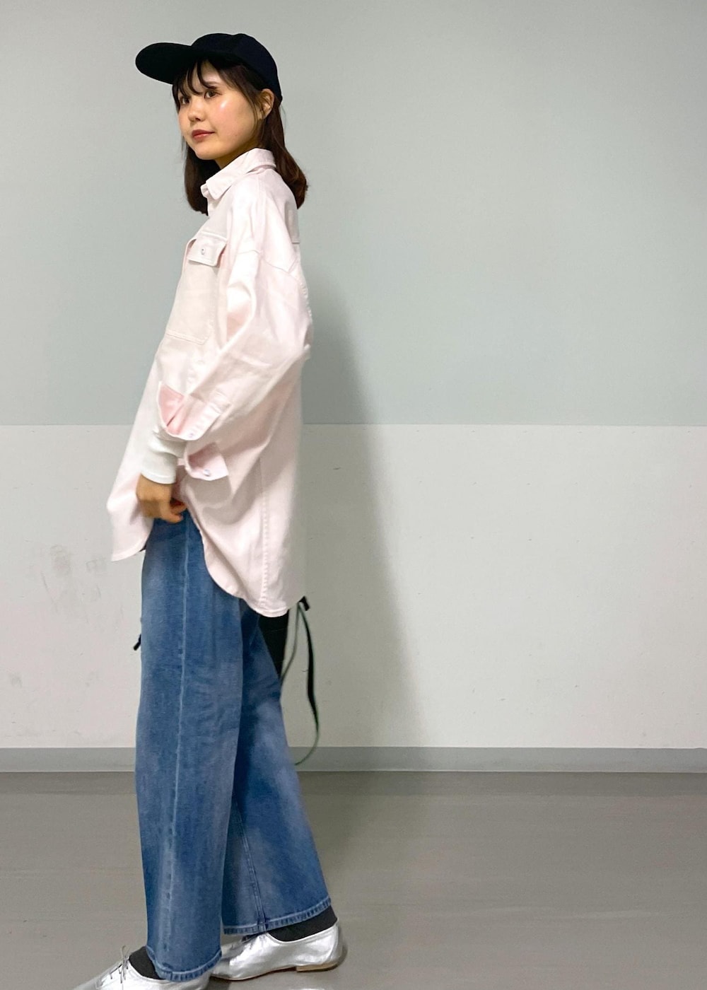 ブラック系のトートバッグ、シルバー系のその他シューズ、ホワイト系のTシャツ/カットソーを着用したレディースの冬コーディネートの3枚目の写真