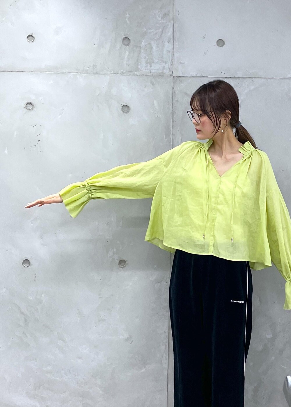 シルバー系のショルダーバッグ、ブラック系のその他パンツ、シルバー系のサンダルを着用したレディースの春コーディネートの10枚目の写真