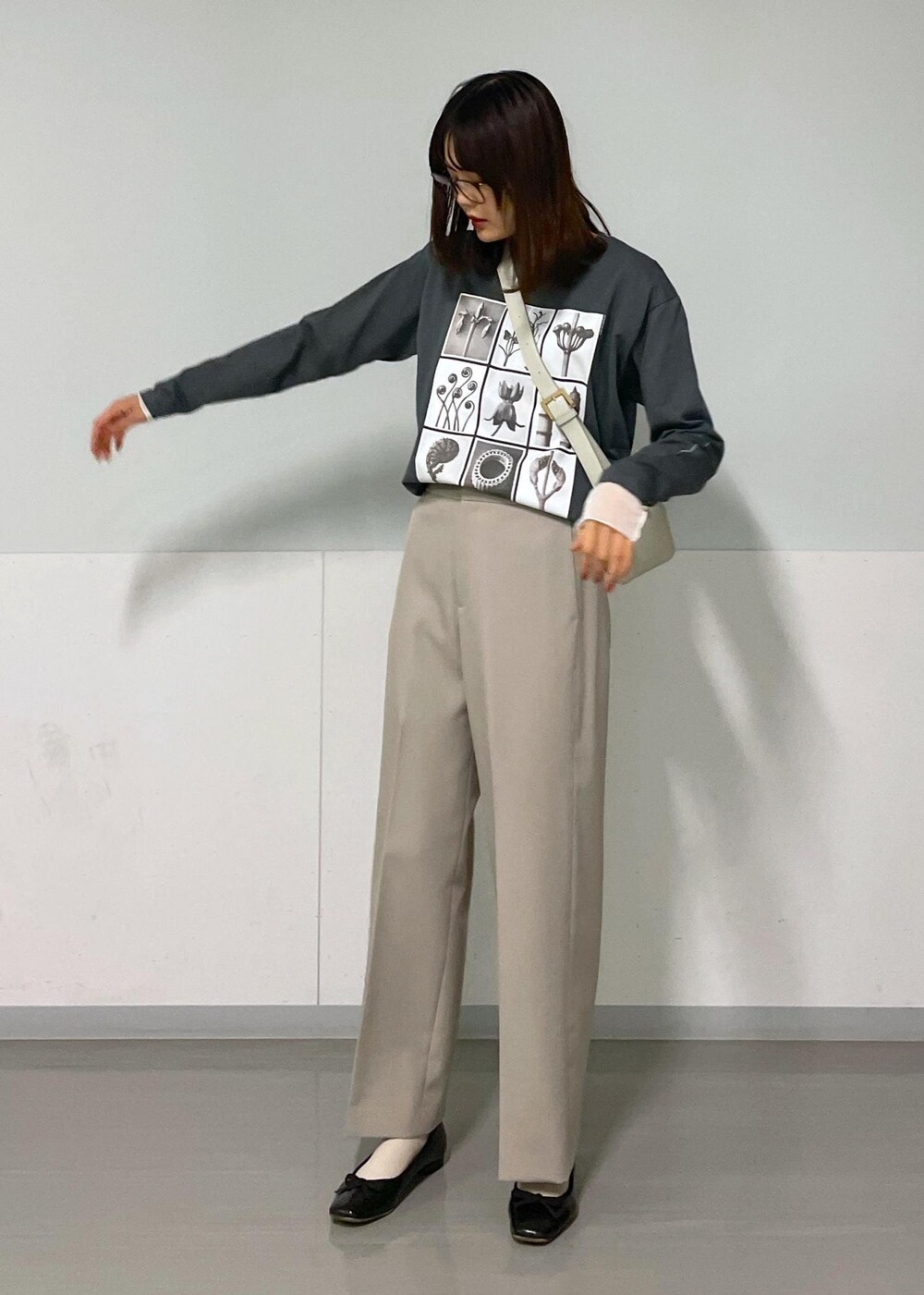 グレー系のショルダーバッグ、ベージュ系のその他パンツ、グレー系のTシャツ/カットソーを着用したレディースの秋コーディネートの5枚目の写真