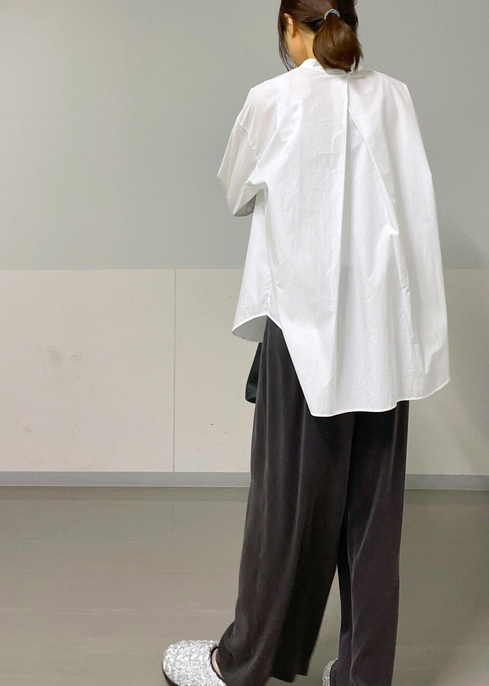 ホワイト系のシャツ/ブラウス、グレー系のその他パンツ、ブラック系のトートバッグを着用したレディースの秋コーディネートの8枚目の写真