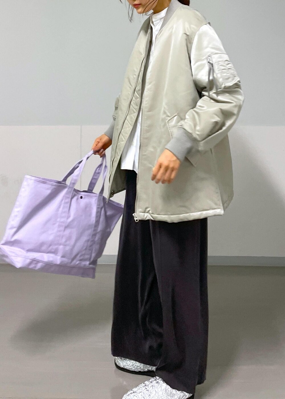ホワイト系のシャツ/ブラウス、グレー系のその他パンツ、グレー系のMA-1を着用したレディースの秋コーディネートの6枚目の写真