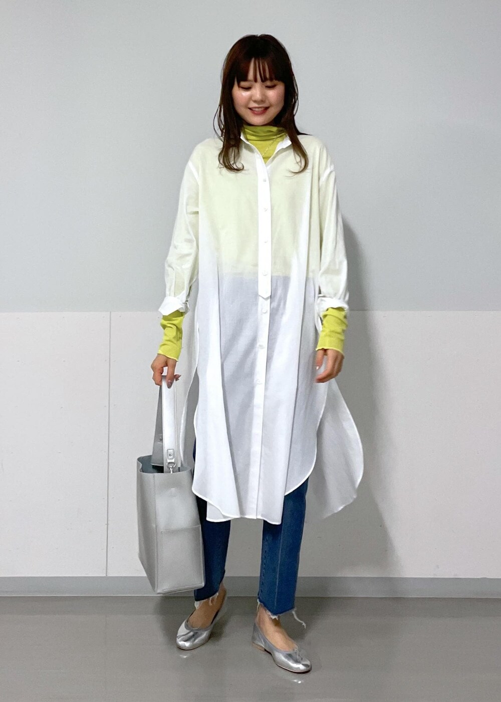 シルバー系のバレエシューズ、グリーン系のTシャツ/カットソー、ホワイト系のシャツ/ブラウスを着用したレディースの夏コーディネートの4枚目の写真