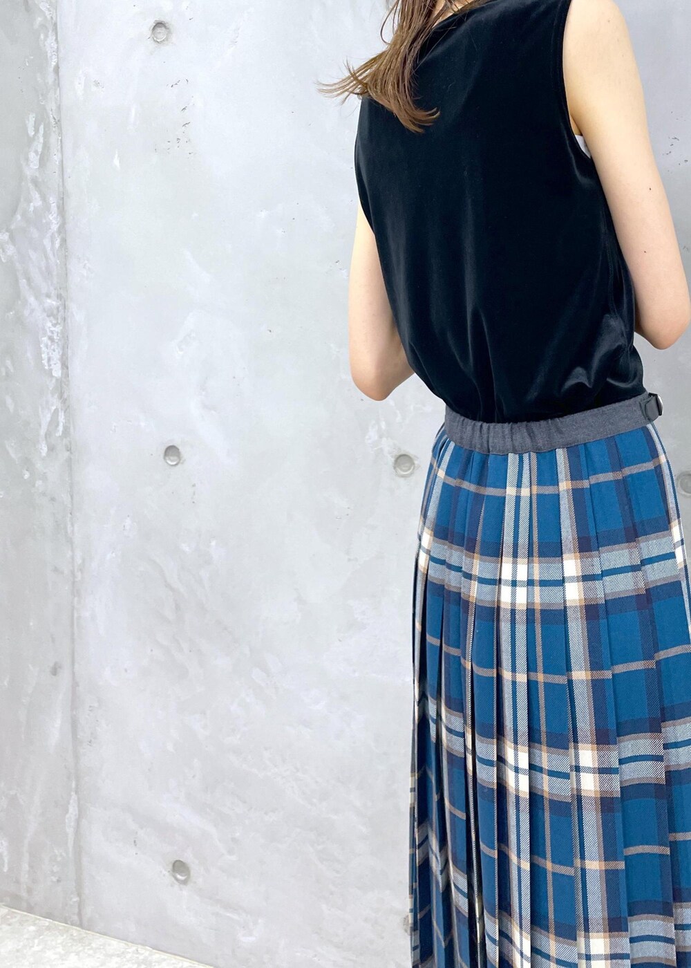 ブラック系のTシャツ/カットソー、グリーン系のスカートを着用したレディースの夏コーディネートの6枚目の写真