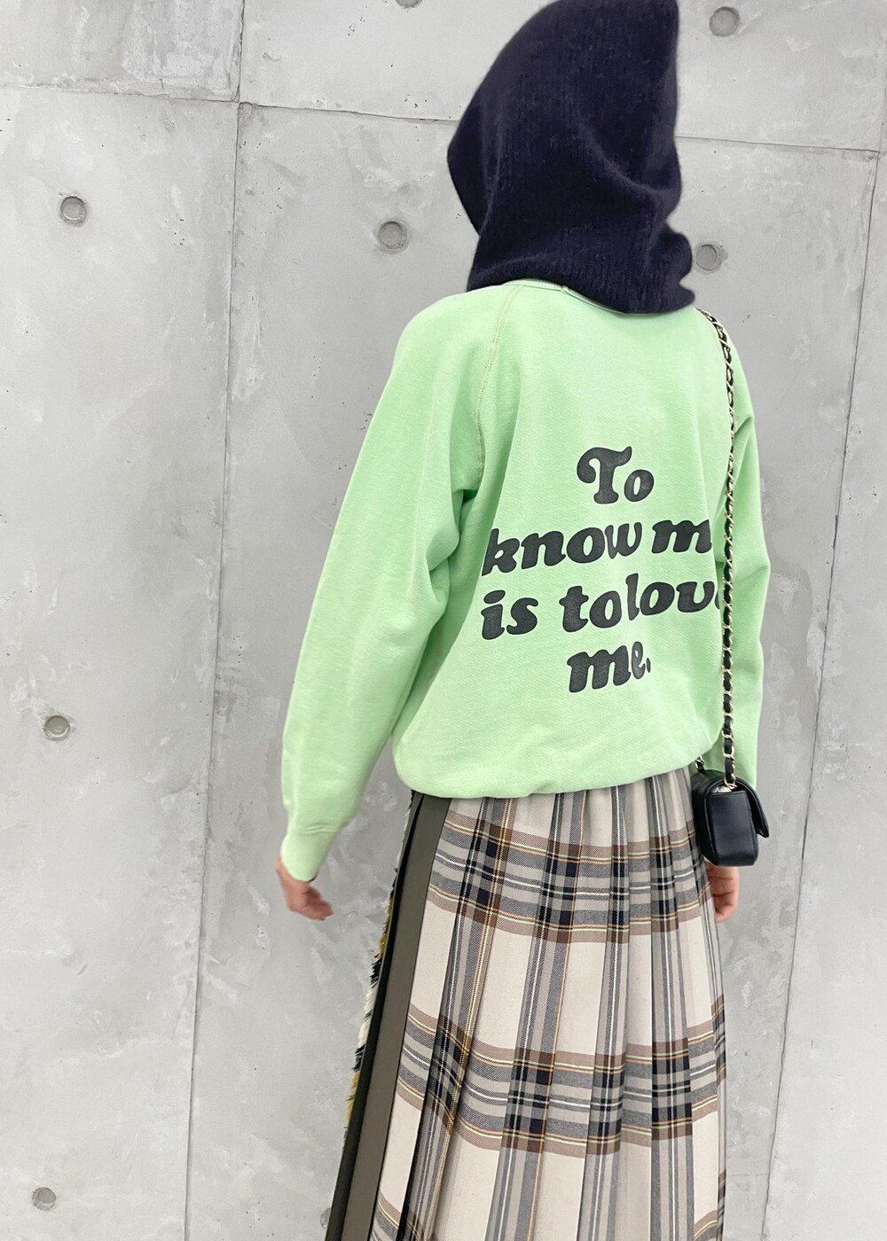 イエロー系のスカート、グリーン系のスウェット、ブラック系のショルダーバッグを着用したレディースの夏コーディネートの10枚目の写真