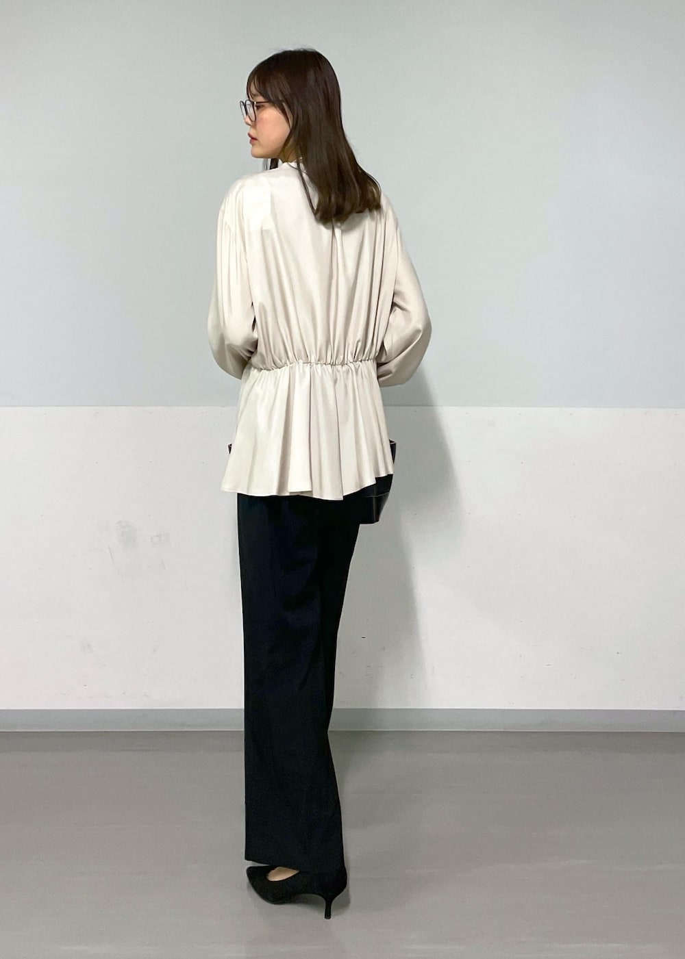 ブラック系のトートバッグ、ブラック系のスラックス、ベージュ系のシャツ/ブラウスを着用したレディースの春コーディネートの9枚目の写真