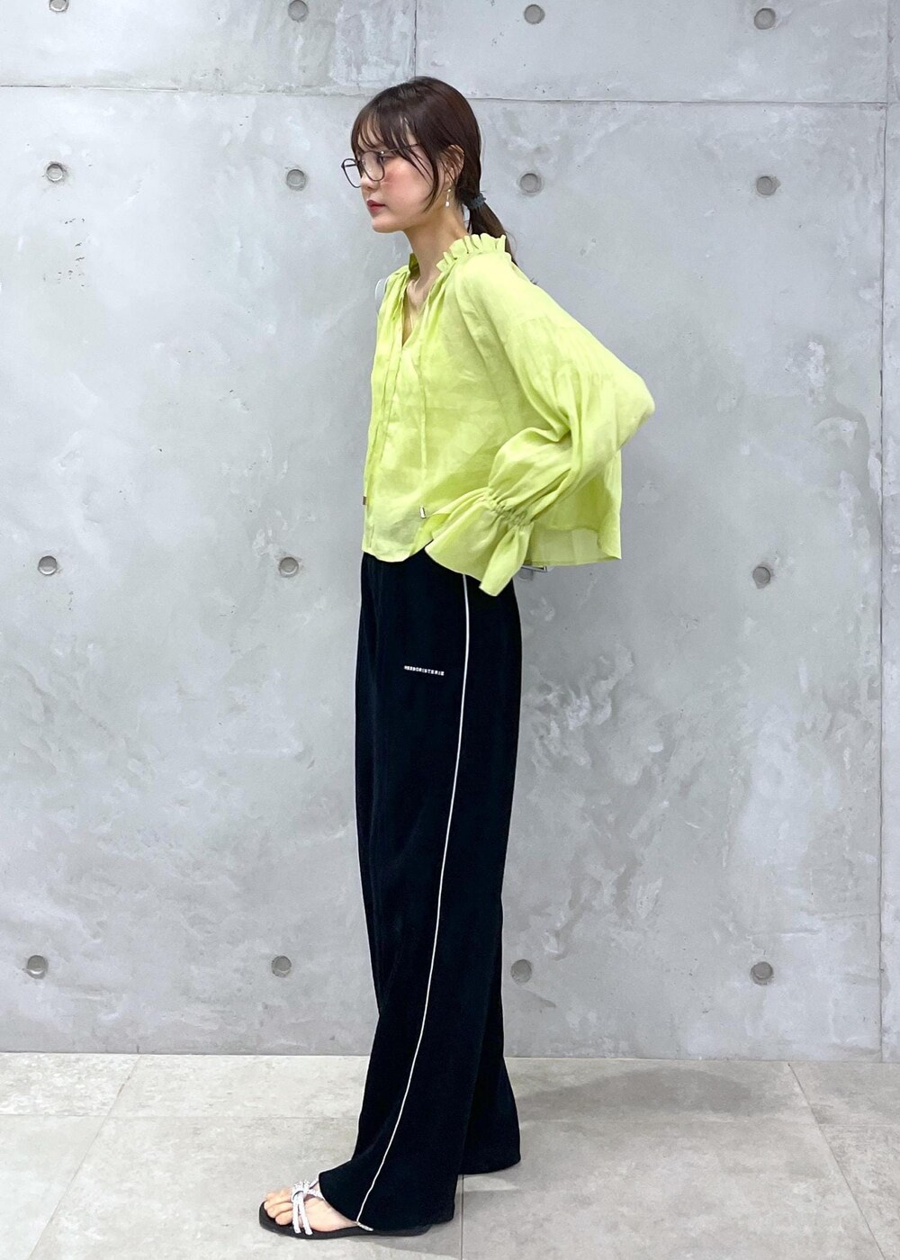 シルバー系のショルダーバッグ、ブラック系のその他パンツ、シルバー系のサンダルを着用したレディースの春コーディネートの8枚目の写真