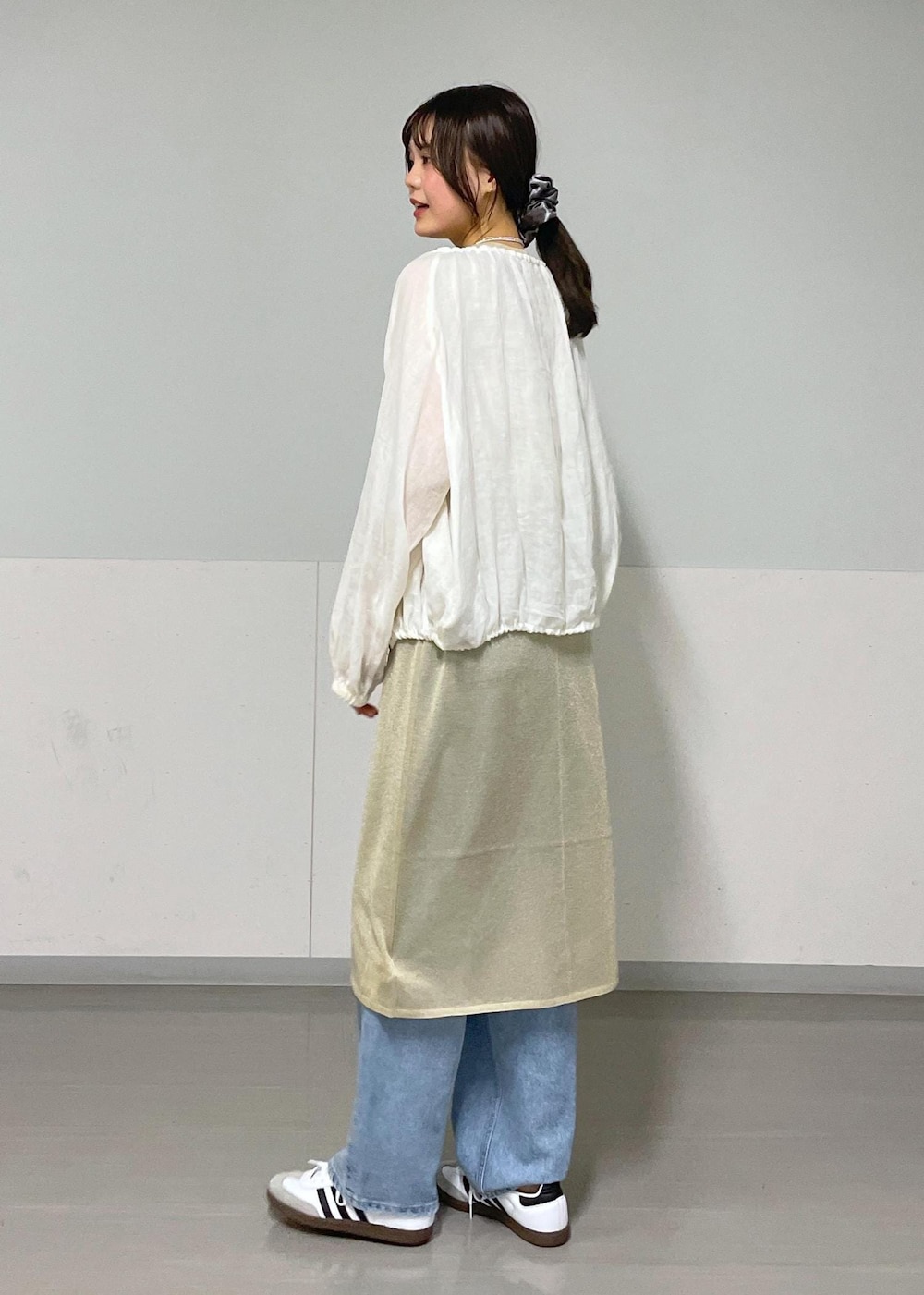 ホワイト系のキャミソール、ホワイト系のブルゾン、シルバー系のハンドバッグを着用したレディースの夏コーディネートの3枚目の写真