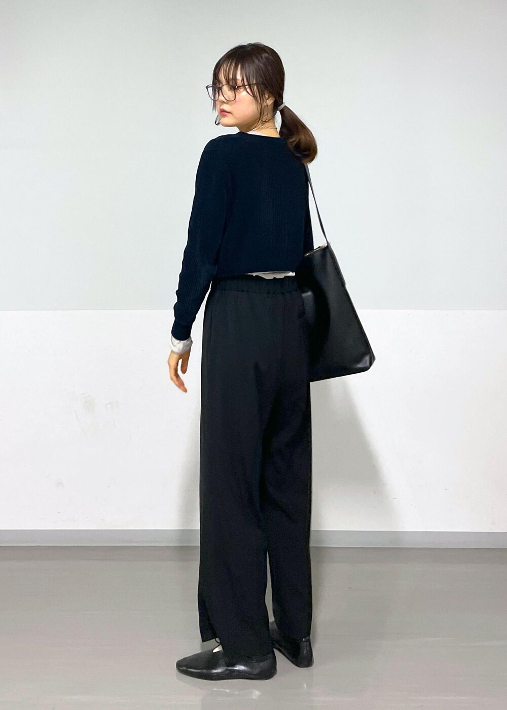 ブラック系のカーディガン/ボレロ、グレー系のTシャツ/カットソー、ブラック系のショルダーバッグを着用したレディースの春コーディネートの10枚目の写真