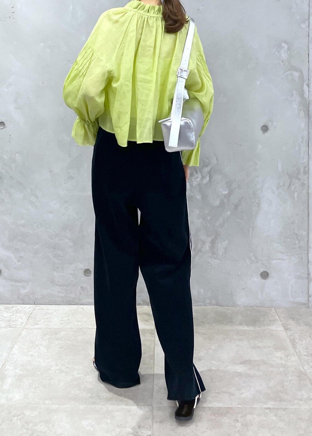 シルバー系のショルダーバッグ、ブラック系のその他パンツ、シルバー系のサンダルを着用したレディースの春コーディネートの9枚目の写真