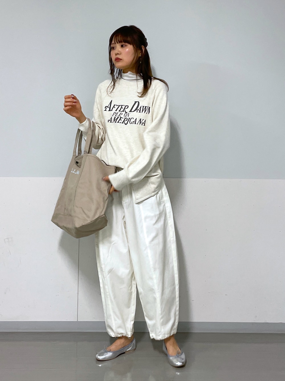 ホワイト系のスウェット、ホワイト系のカーゴパンツ、ホワイト系のTシャツ/カットソーを着用したレディースの秋コーディネートの5枚目の写真