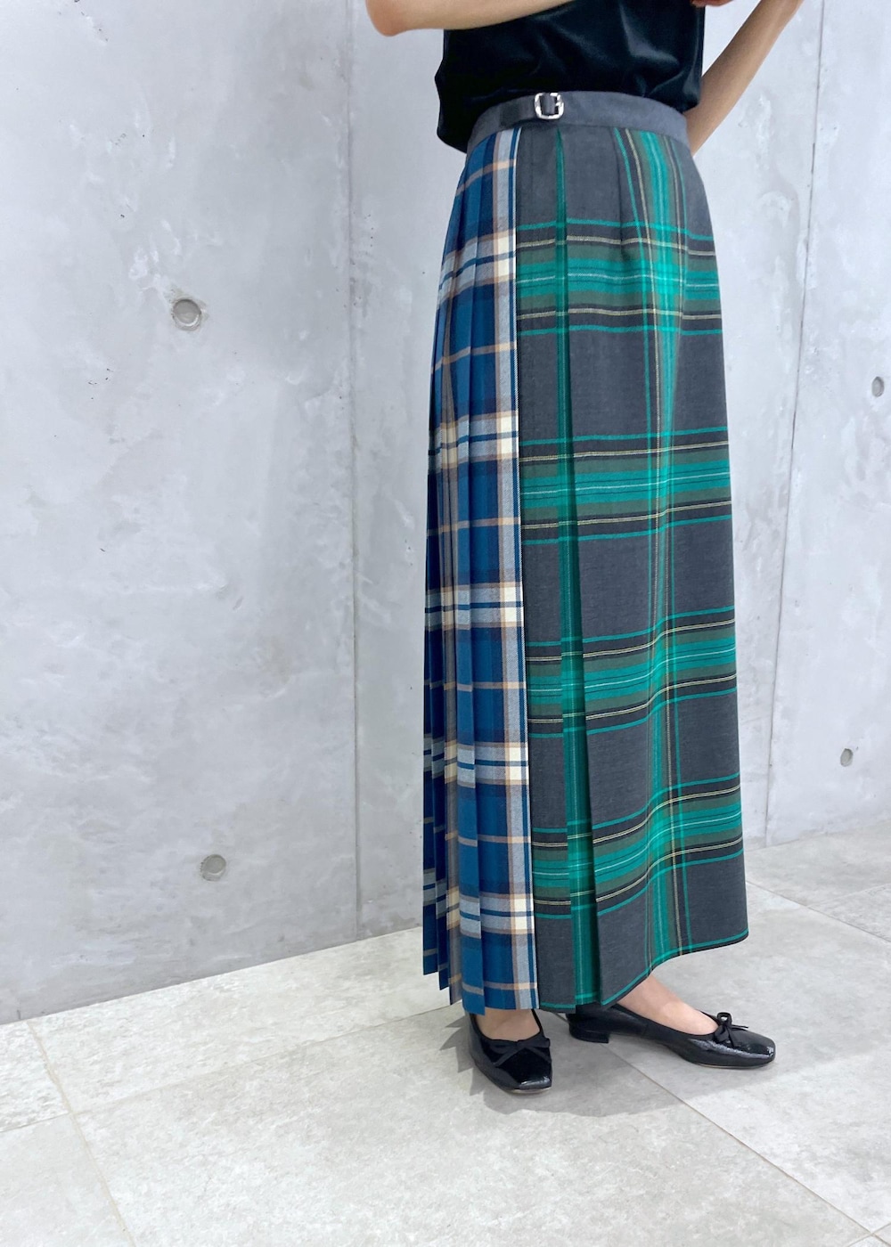 ブラック系のTシャツ/カットソー、グリーン系のスカートを着用したレディースの夏コーディネートの5枚目の写真