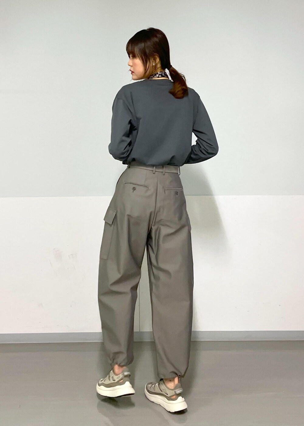 グレー系のTシャツ/カットソー、グレー系のカーゴパンツ、ブラック系のテーラードジャケットを着用したレディースの春コーディネートの8枚目の写真