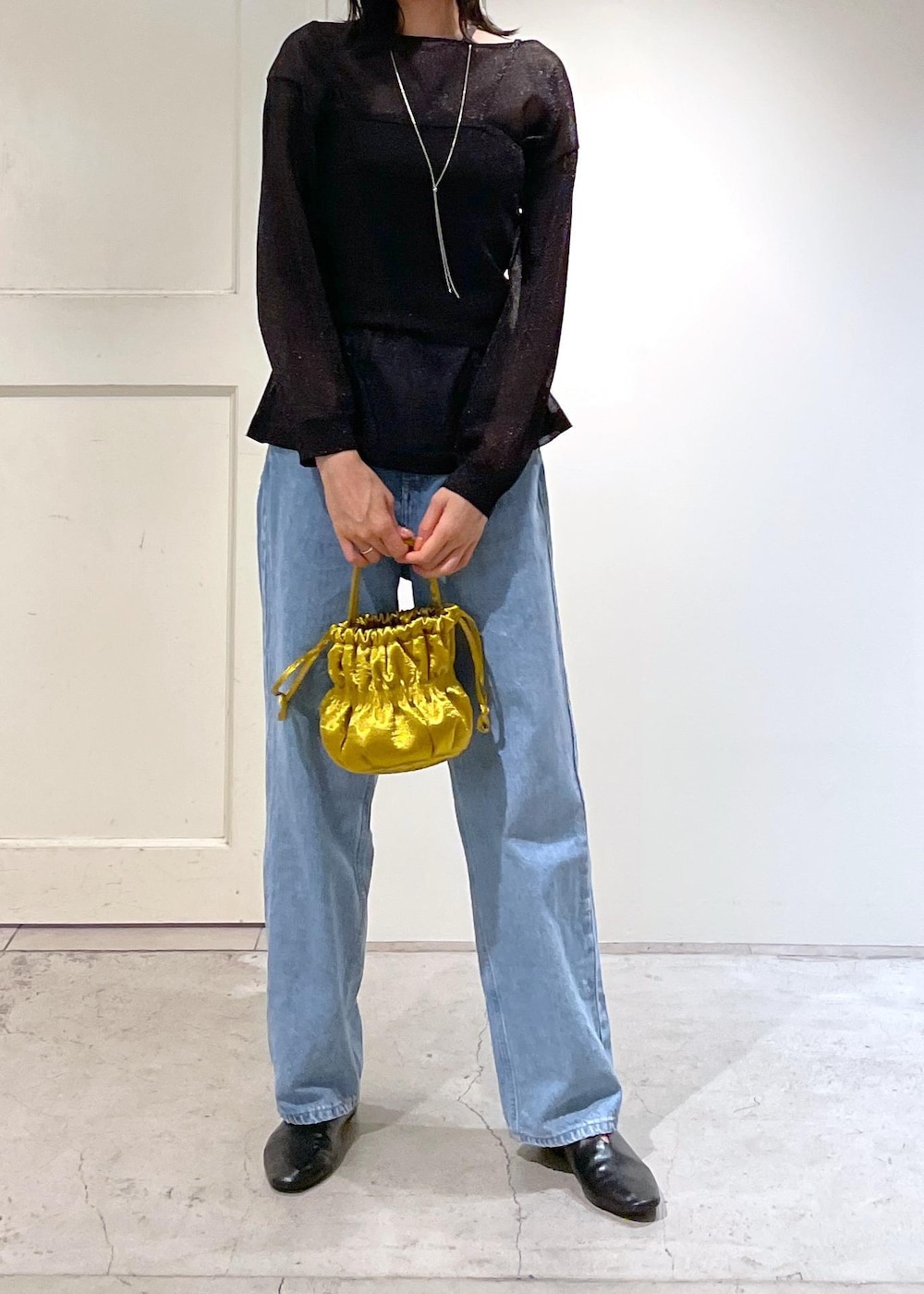 イエロー系のショルダーバッグ、ブルー系のデニムパンツ、ブラック系のTシャツ/カットソーを着用したレディースの夏コーディネートの10枚目の写真