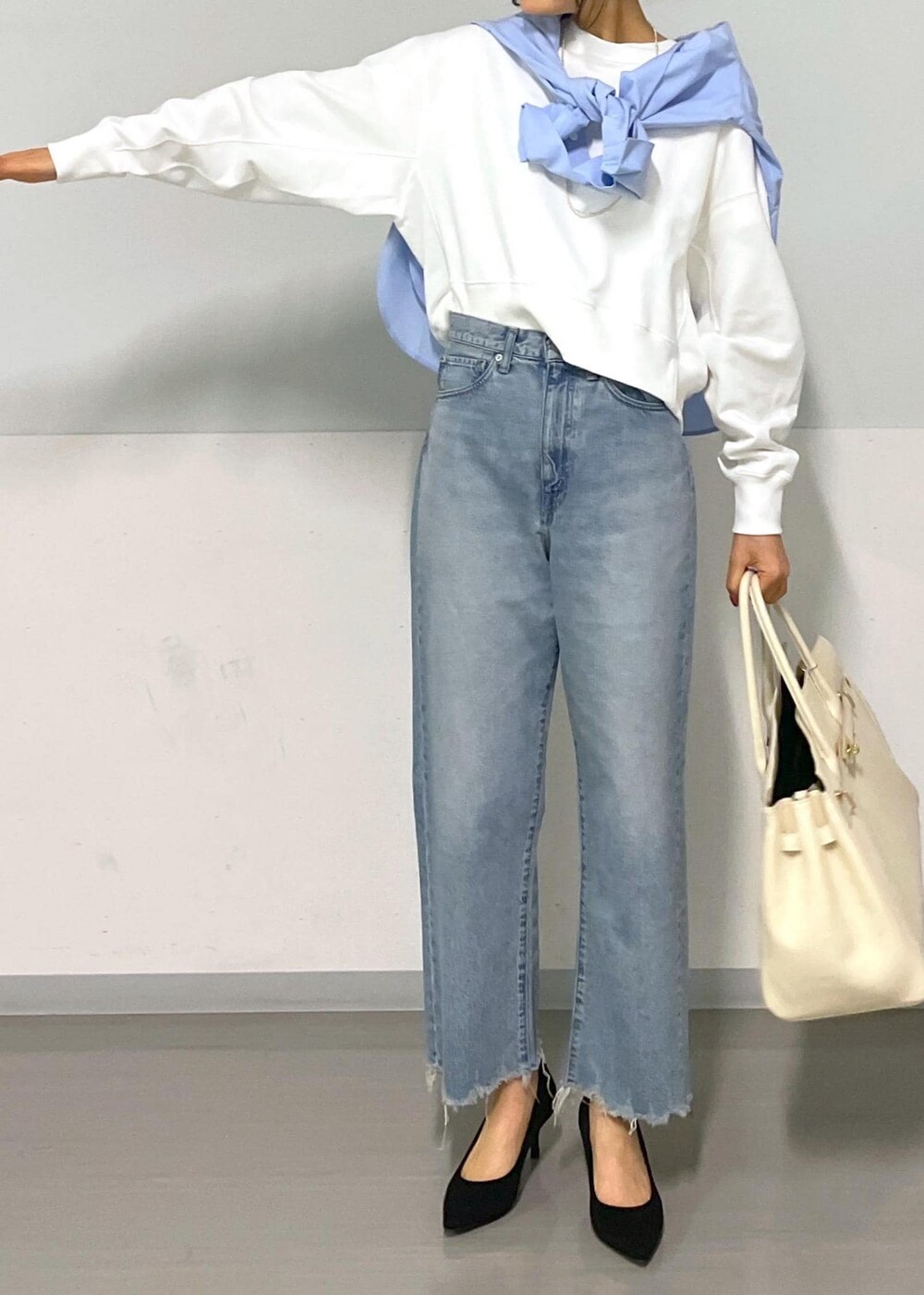 ブルー系のシャツ/ブラウス、ホワイト系のスウェット、ブルー系のデニムパンツを着用したレディースの冬コーディネートの10枚目の写真