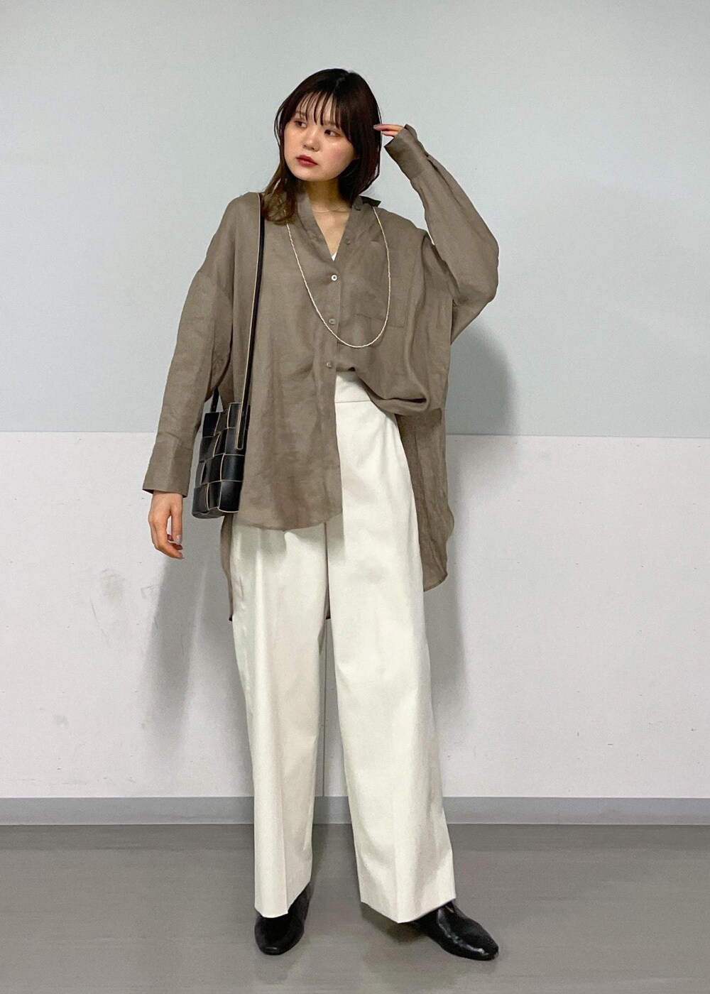 ブラック系のショルダーバッグ、グリーン系のシャツ/ブラウス、ホワイト系のその他パンツを着用したレディースの春コーディネートの3枚目の写真