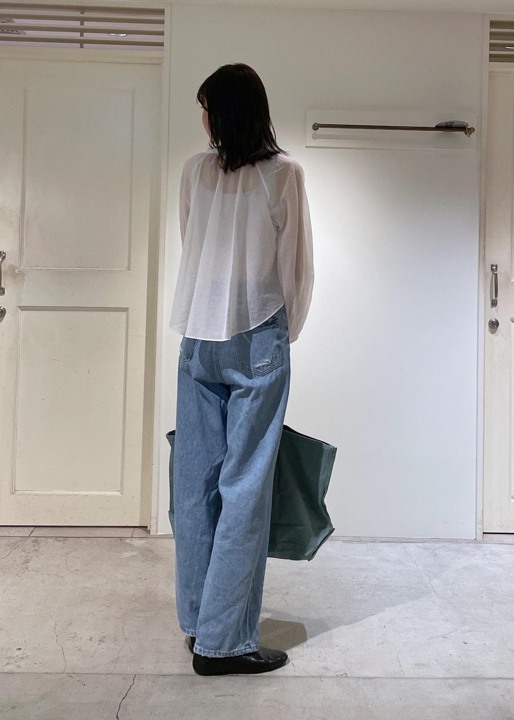 グレー系のタンクトップ、ホワイト系のシャツ/ブラウス、ブルー系のデニムパンツを着用したレディースの夏コーディネートの6枚目の写真