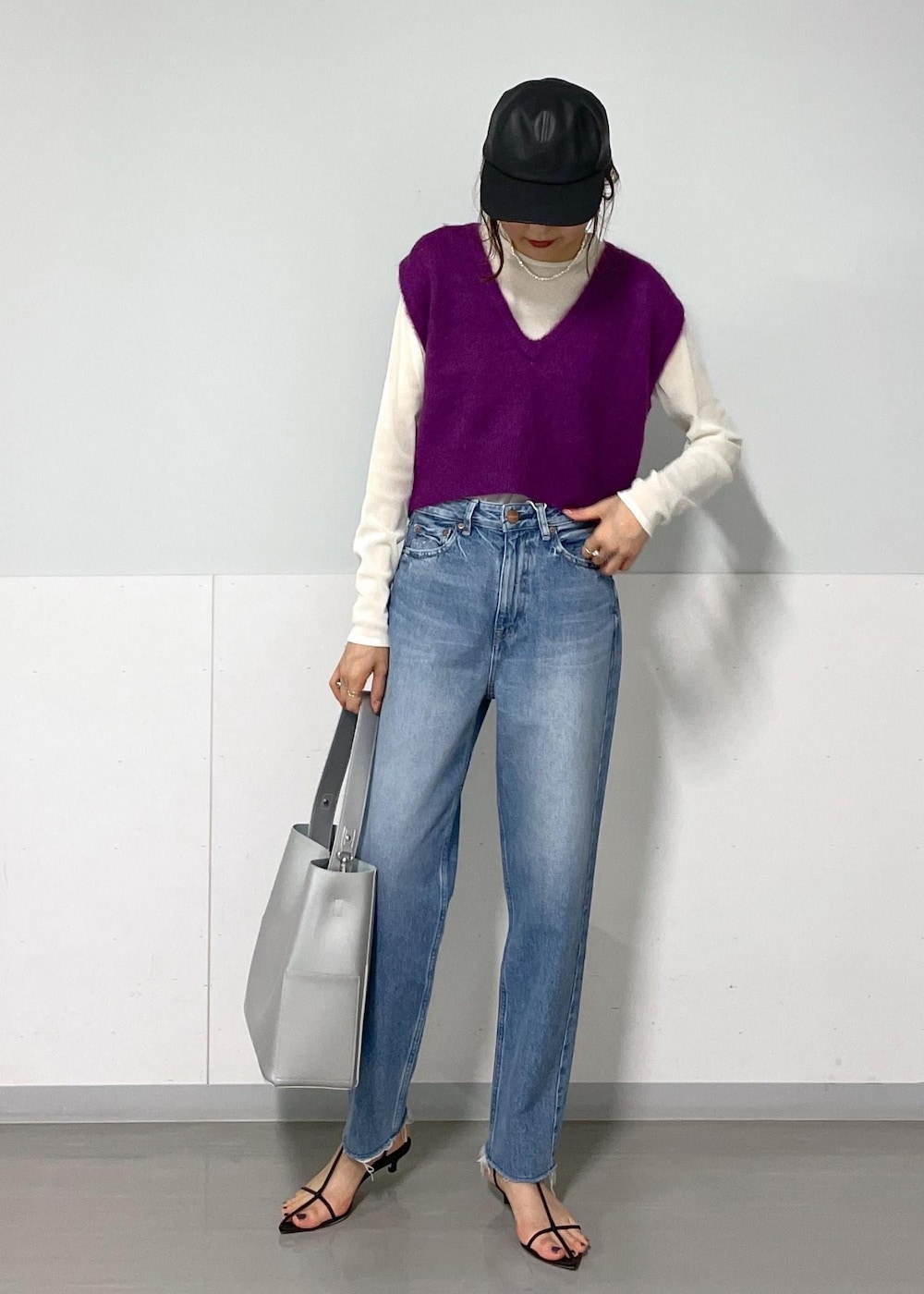 ブラック系のサンダル、シルバー系のトートバッグ、パープル系のベストを着用したレディースの夏コーディネートの3枚目の写真