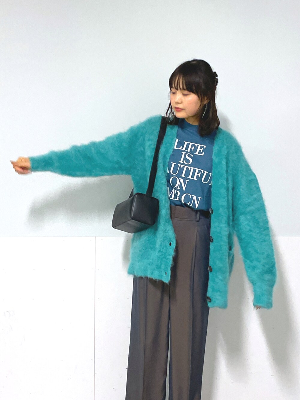 ブラック系のショルダーバッグ、ブラウン系のその他パンツ、ブラック系のバレエシューズを着用したレディースの秋コーディネートの4枚目の写真